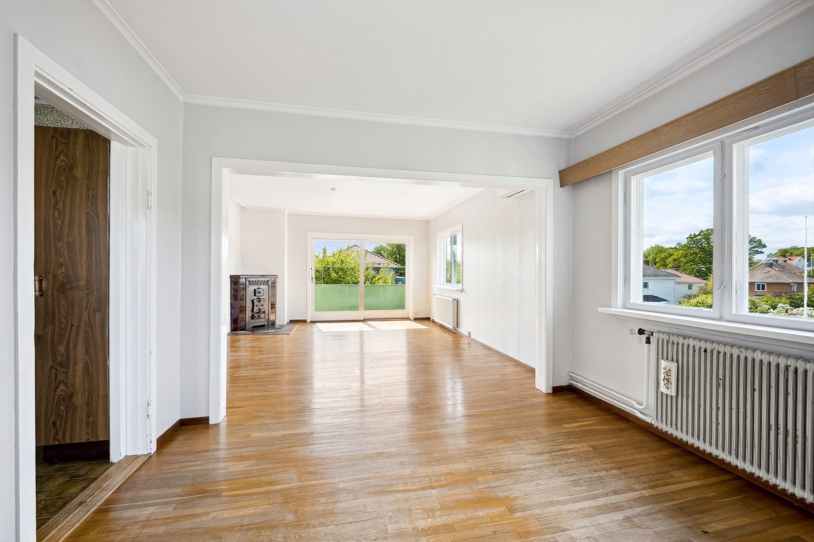 2.etg: Store vindusflater gir rikelig med naturlig lysinnslipp fra 2 sider av boligen. Rommene er romslige og gir mange møbleringsalternativer. Galleribilde