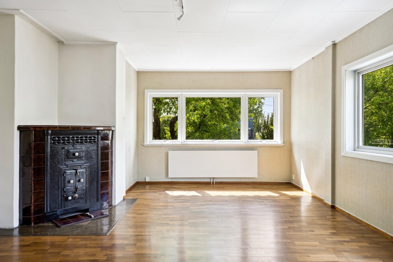 Spisestuen og stuen i 1.etg har en åpen løsning hvor lyset får flomme fritt inn gjennom store vindusflater på 2 sider av huset. Galleribilde