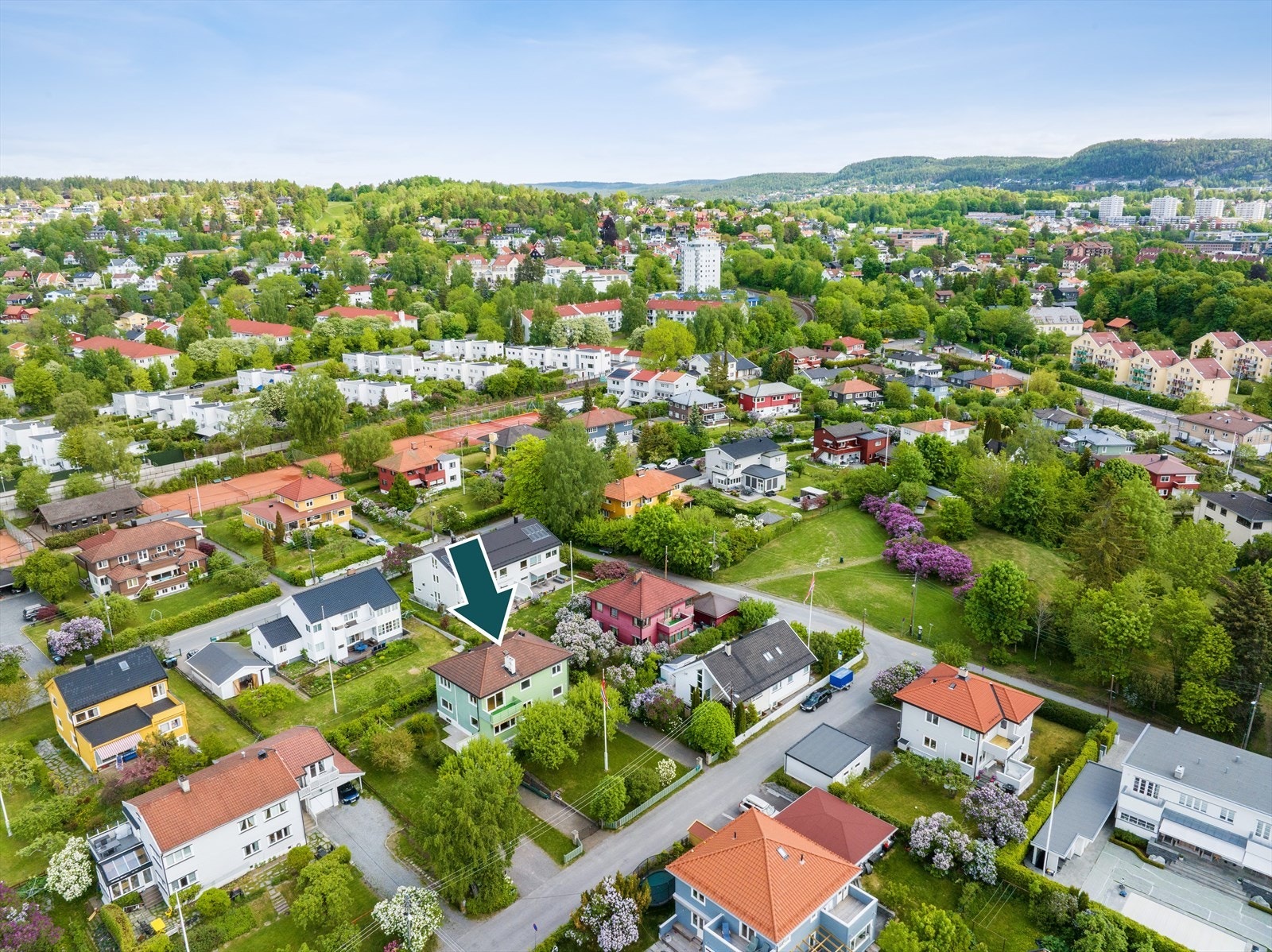 Eiendommen ligger trafikkstille til i en rolig vei uten gjennomgangstrafikk. Galleribilde