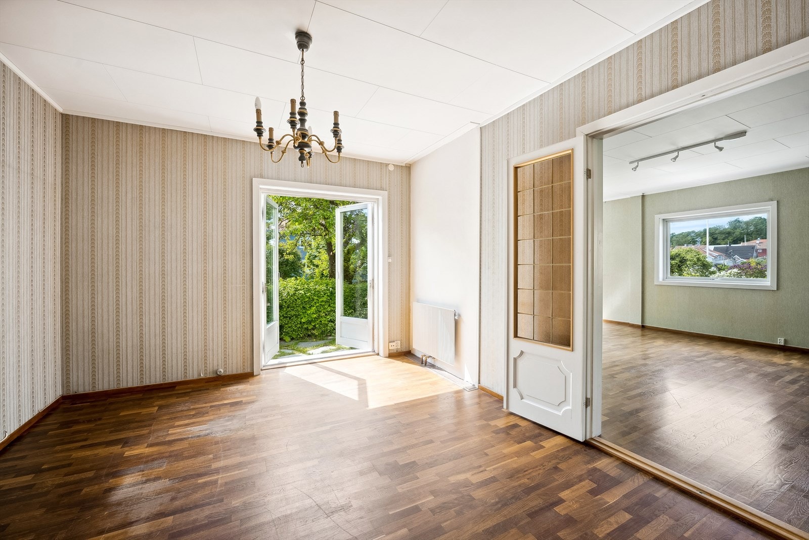 1.etg: Doble fløydører fra stue m/vedkamin til en tredje sone med ytterligere en stue (tv-stue). Galleribilde