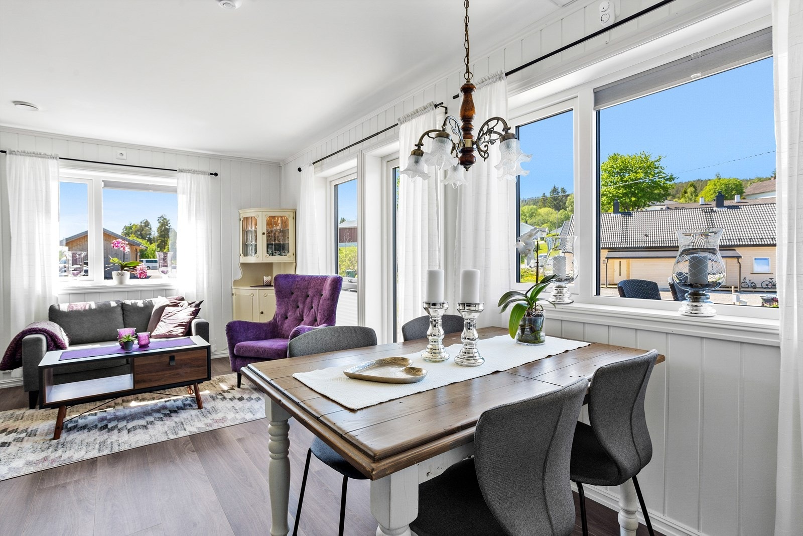Veggene er kledd med hvitmalt smart panel, og på gulvet er det mørk 1-stavs laminat. Galleribilde