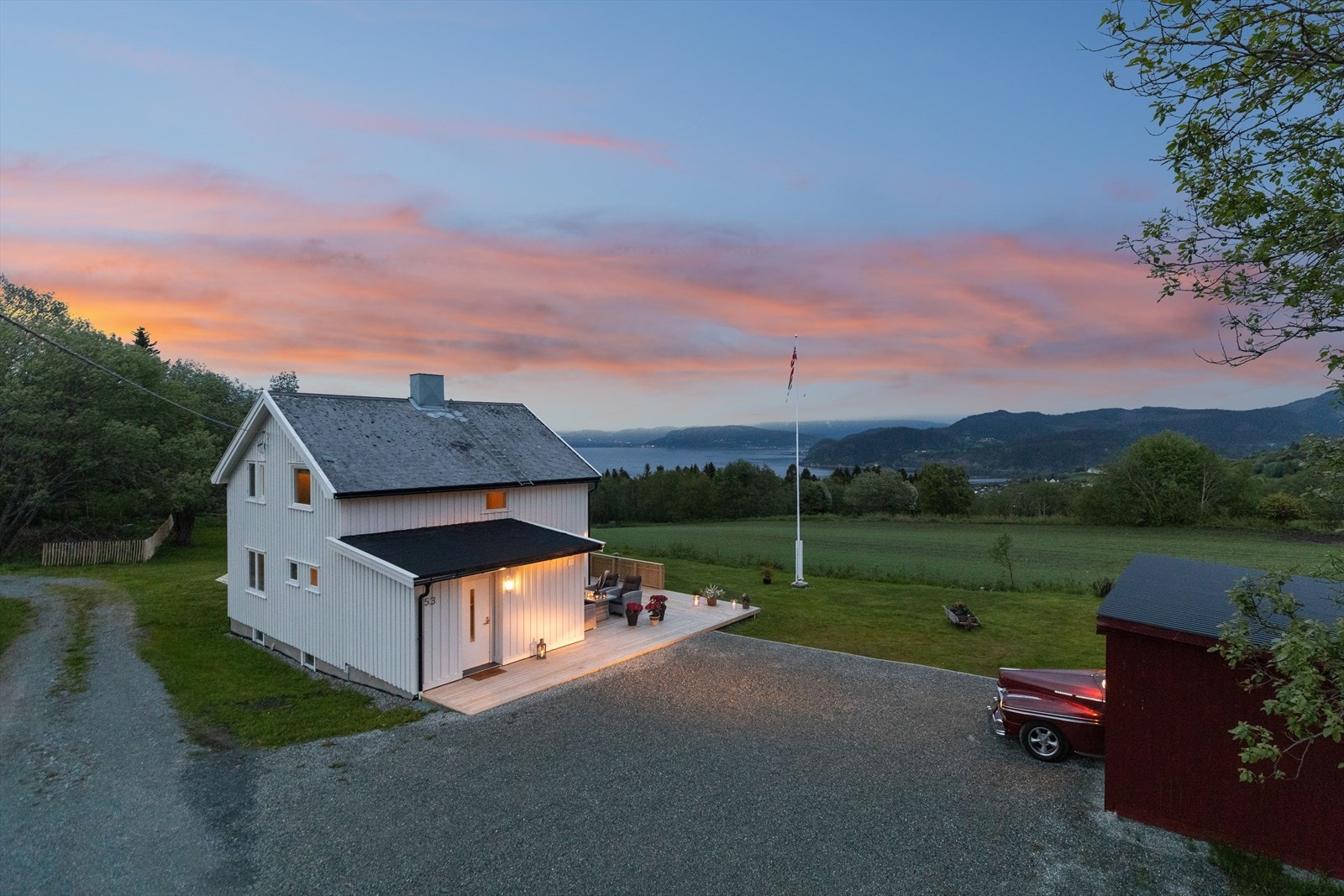 Boligens beliggenhet er idyllisk og gir småbruksfølelse. Galleribilde
