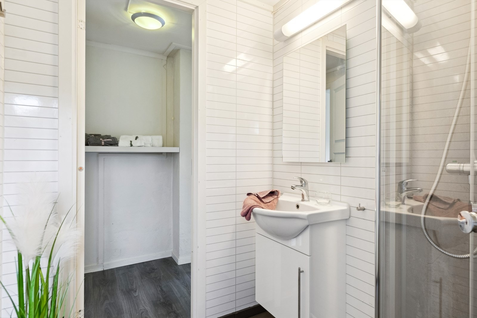 Badet i andre etasje ble oppgradert i 2010. Gulvet har fliser og veggene våtromsplater. Galleribilde