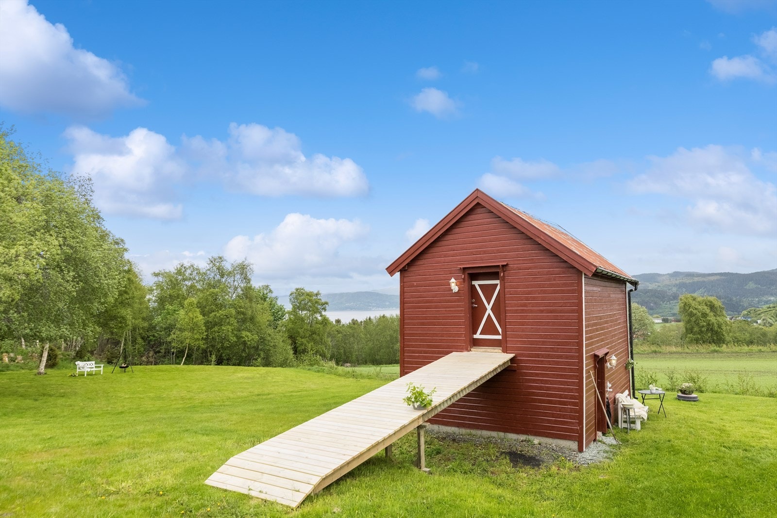 Det er laget låvebru opp til loftsetasjen i uthuset. Galleribilde