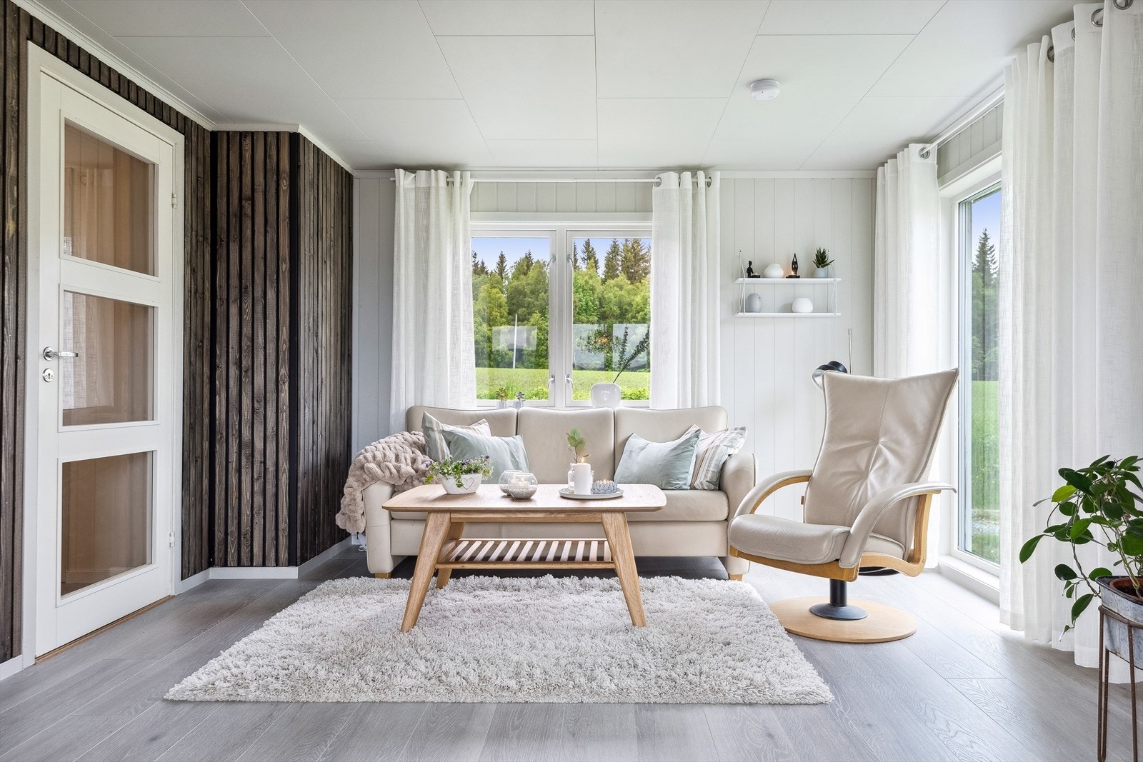 Stuen er inndelt i to soner og har bred åpning mellom. Galleribilde