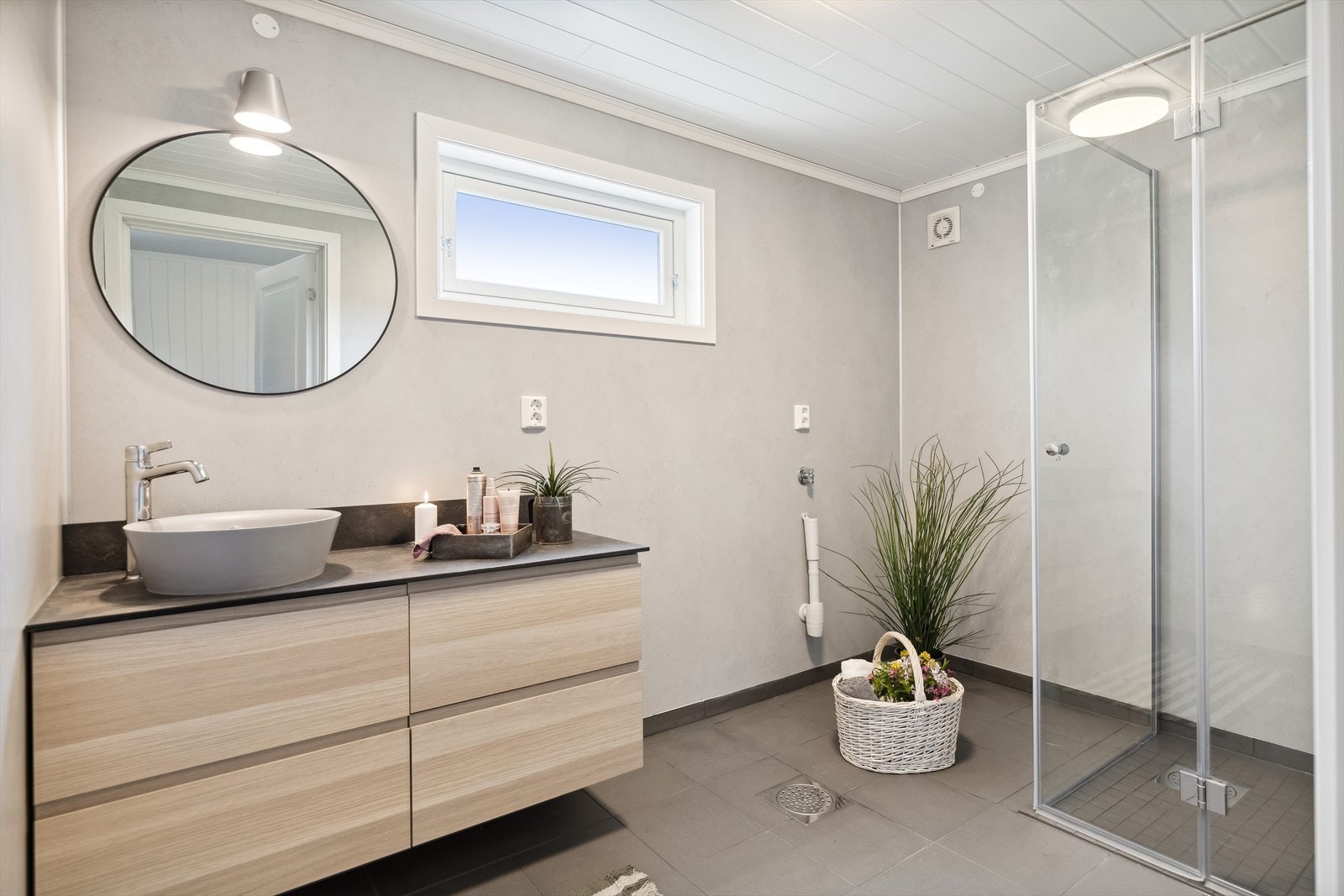 Boligen har to bad. Dette badet ligger i første etasje og ble oppgradert i 2023. Rommet har opplegg for vaskemaskin. Galleribilde