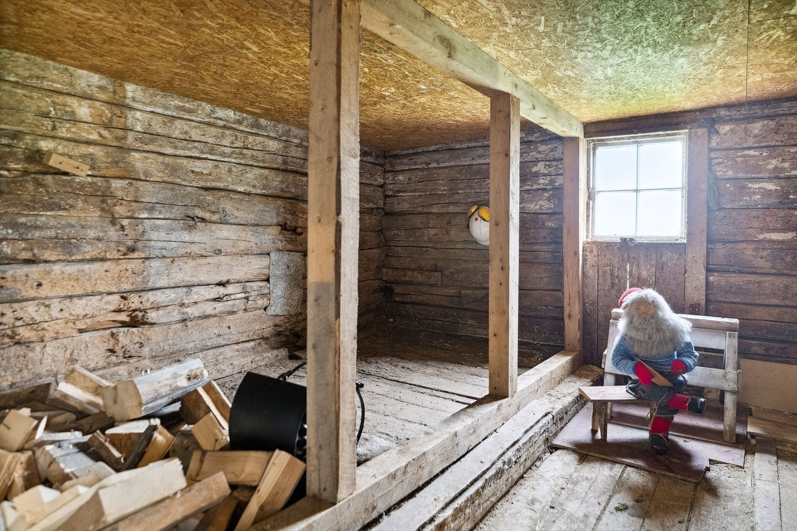Uthuset har oppbevaringsrom i første etasje. Galleribilde