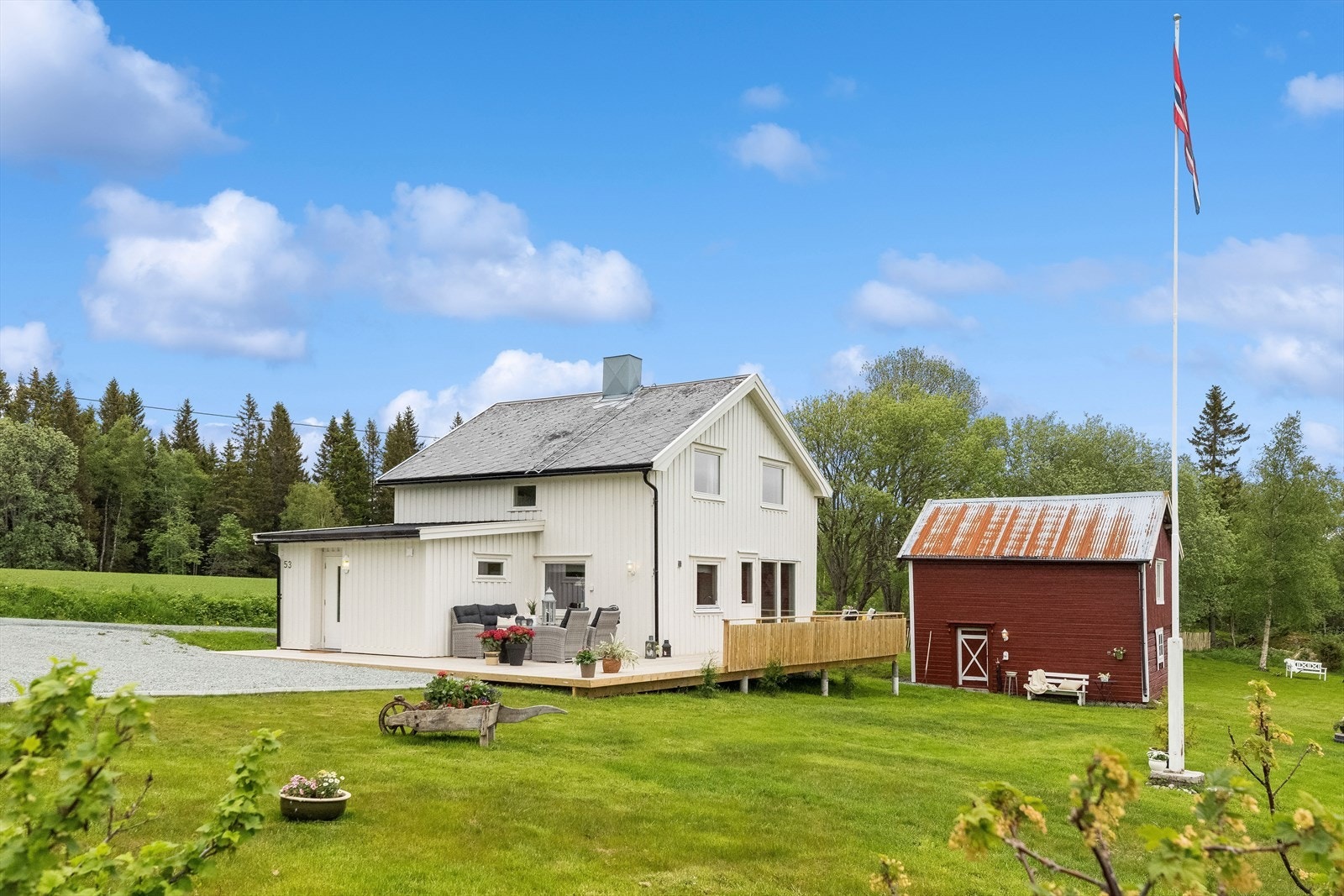 I tillegg til eneboligen er det oppført et uthus over to plan og en dobbel carport. Galleribilde