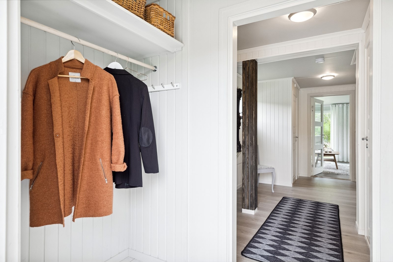Vindfanget er ca. 2,5 m² og har en åpen, praktisk garderobenisje. Galleribilde