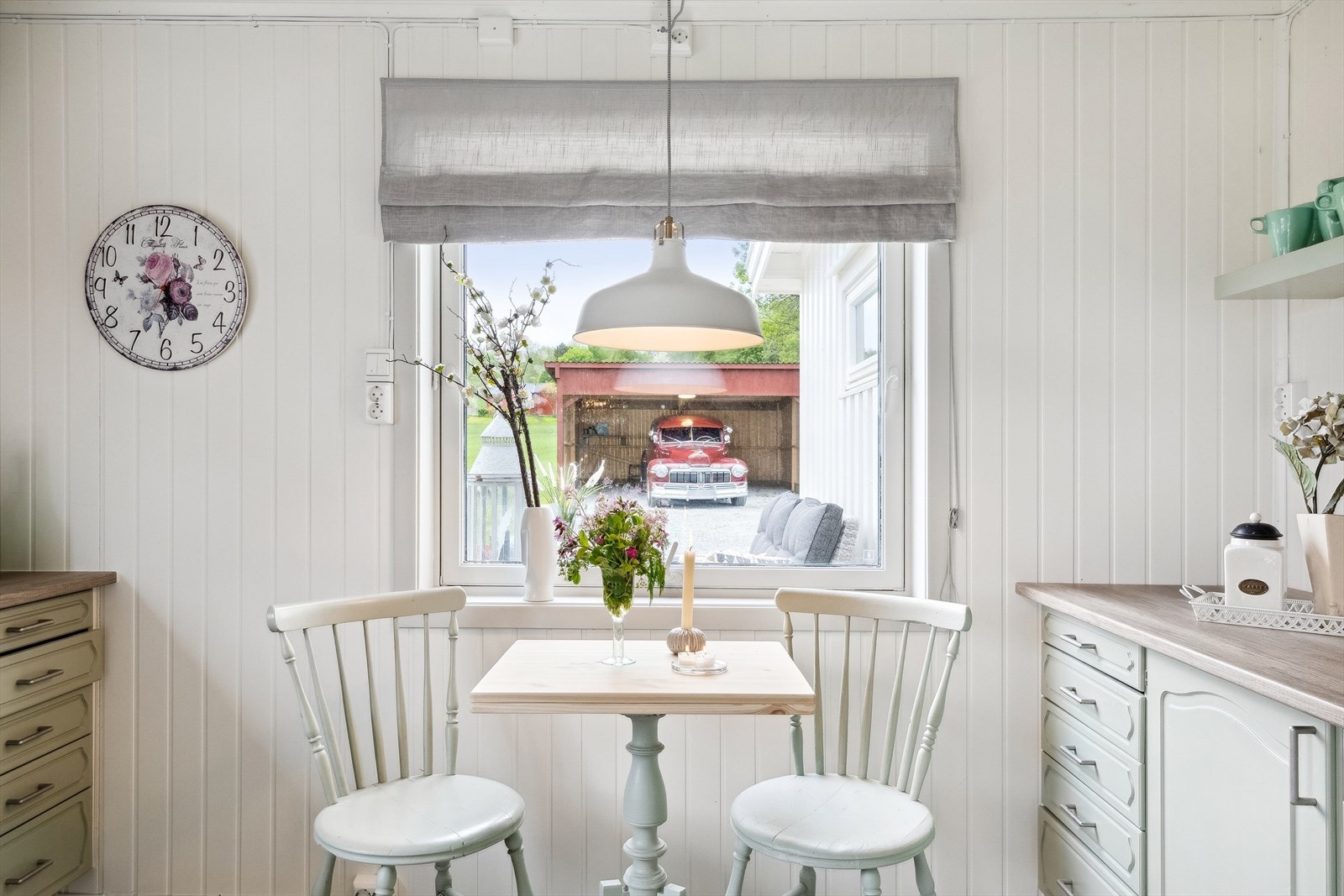 Foran vindu ut mot terrassen og gårdsplassen er det frokostplass for to. Galleribilde