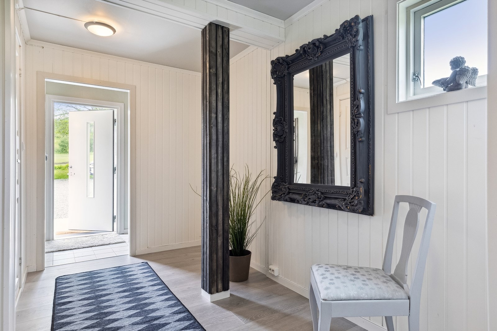 I gangen innenfor vindfanget er det plass til garderobeskap. Galleribilde