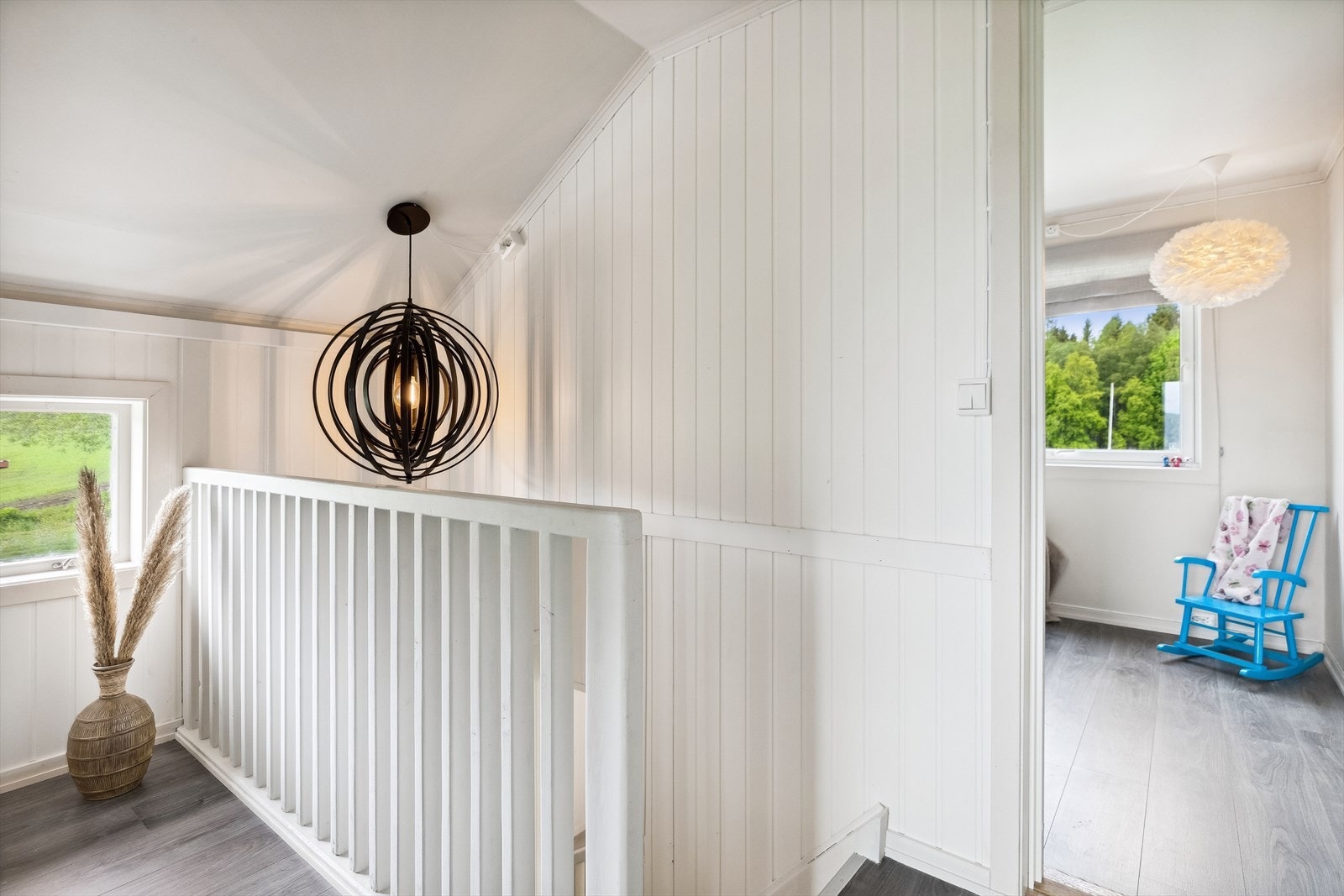 Boligen har en gjennomgående stil i de fleste rom med enstavs laminat og lysmalte panelplater. Galleribilde