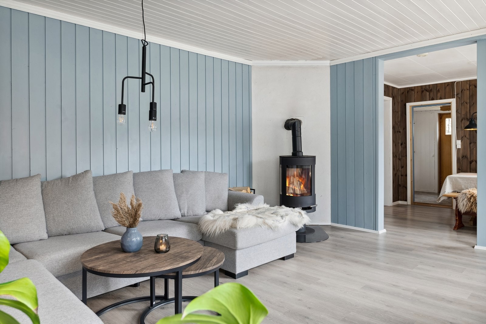 Som et fint midtpunkt i stuen har du en moderne vedovn som varmer godt på kalde høst- og vinterdager, samt bidrar til ekstra hygge. Galleribilde