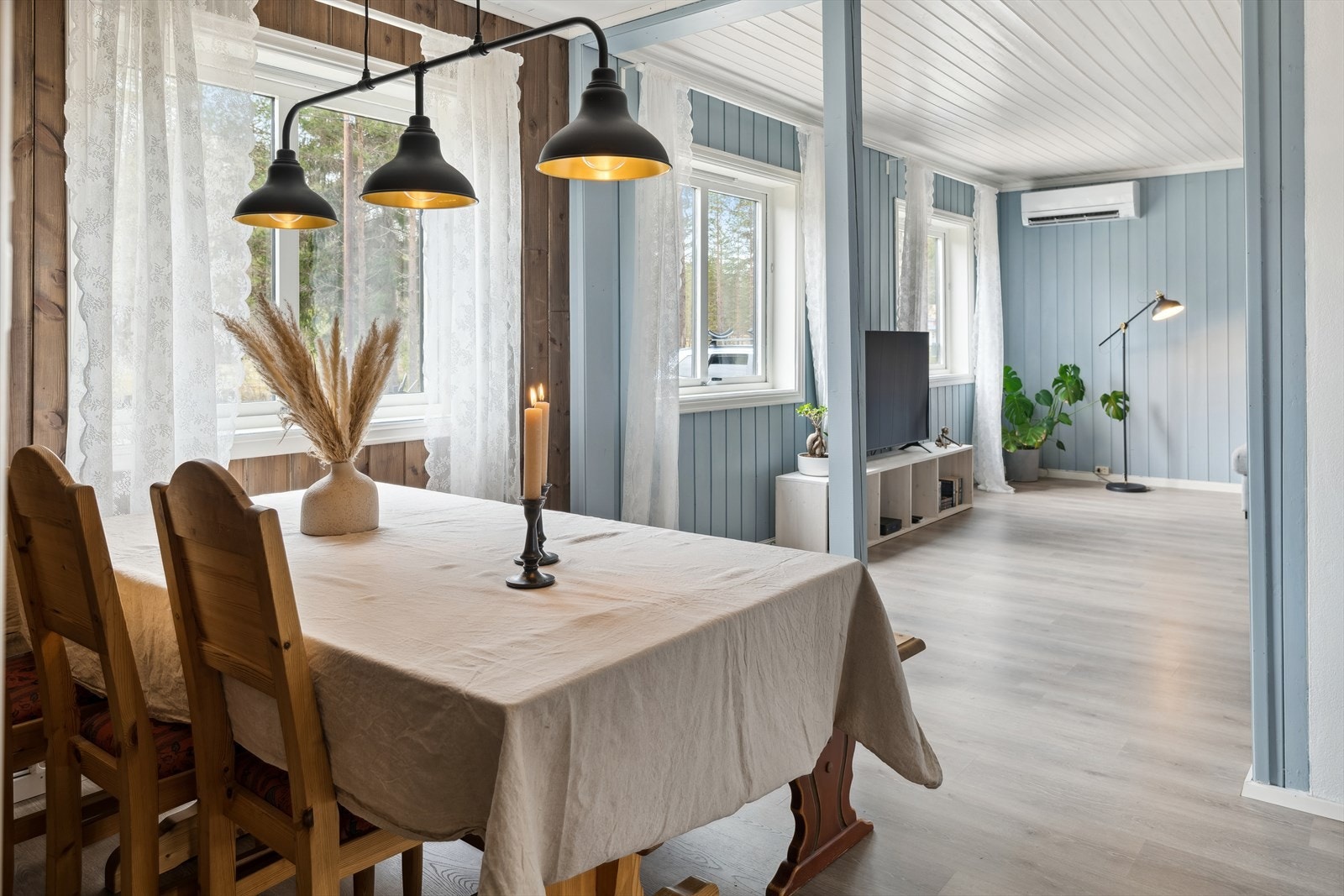 I spisestuen har du en lun varm panel som harmonerer fint med den nydelige lyse blåfargen som stuen er malt i. Galleribilde