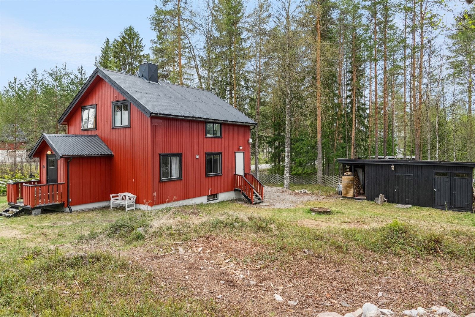 Boligen har de siste årene blitt pusset opp med bla. nye gulv, oppussede overflater, ny vedovn, nytt kjøkken med integrerte hvitevarer, oppgradering av baderom m.m. Dette er et hjem med masse sjarm og god atmosfære! Galleribilde