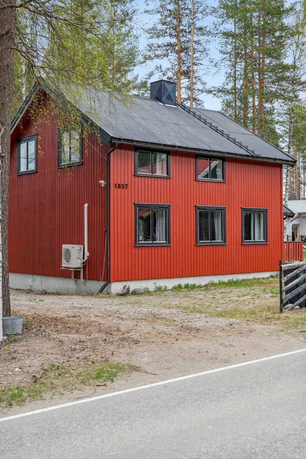 Eiendommen ligger i landlige og idylliske omgivelser ved Trysilelva på Plassen i Trysil kommune. På Plassen er det både butikk, barnehage, barneskole, kirke og samfunnshus. Galleribilde