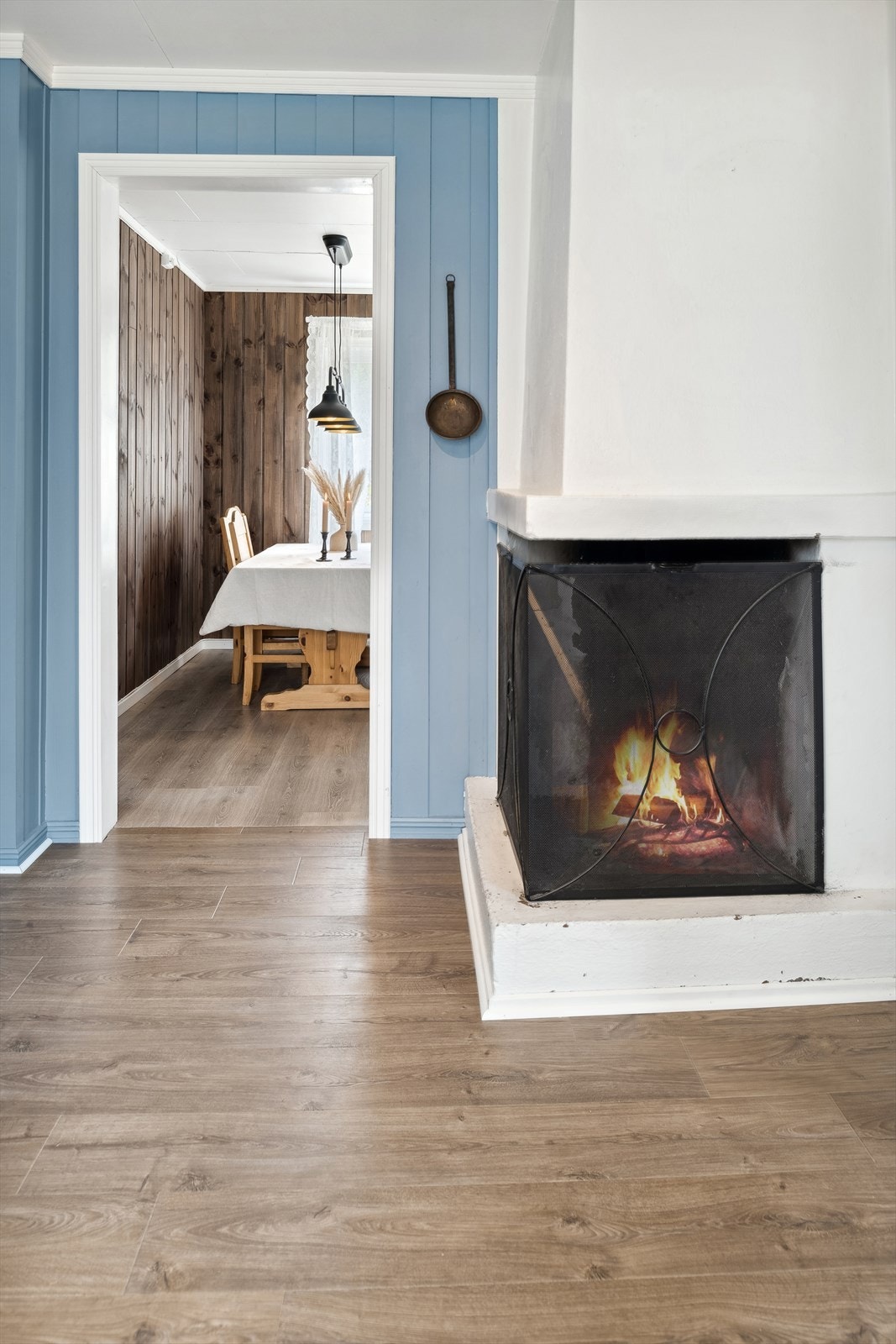 Fra spisestuen har du adkomst til en liten og koselig peisestue som ligger i åpen løsning med kjøkkenet. I hjørnet har du en åpen peis som gir en god stemning. Galleribilde
