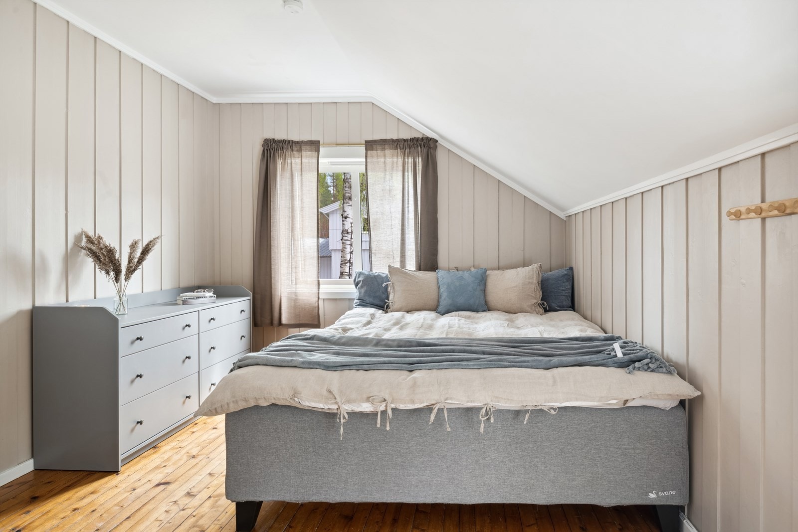 Soverom 1 har lakkerte tregulv, overflater malt i en fin lys farge og vindusflater mot to ulike himmelretninger. Galleribilde
