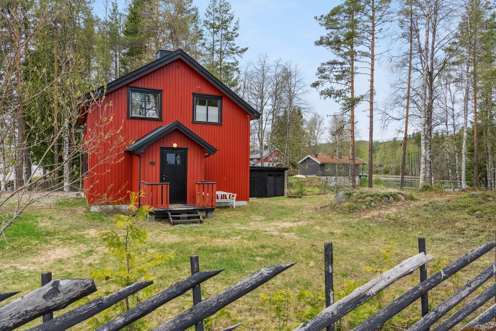En stor og hyggelig eiendom på ca. 2 167m² med usjenert og idyllisk beliggenhet rett ved Trysilelva. Galleribilde