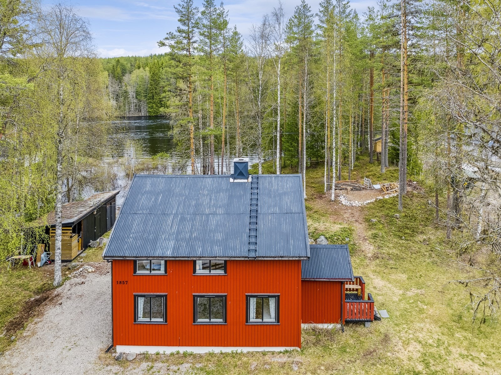 Eiendommen som har det passende bruksnavnet "Elvegløtt" er bebygd med et sjarmerende rødt hus over to plan, samt et uthus på 23m² som er innredet med 4 boder. Galleribilde