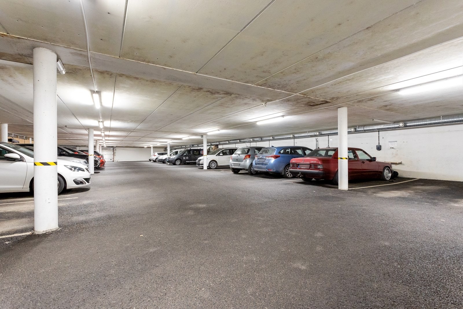 Leiligheten har en fast plass i parkeringskjeller her er det opplegg til elbil-lader samt heis direkte opp til gang ved leiligheten Galleribilde