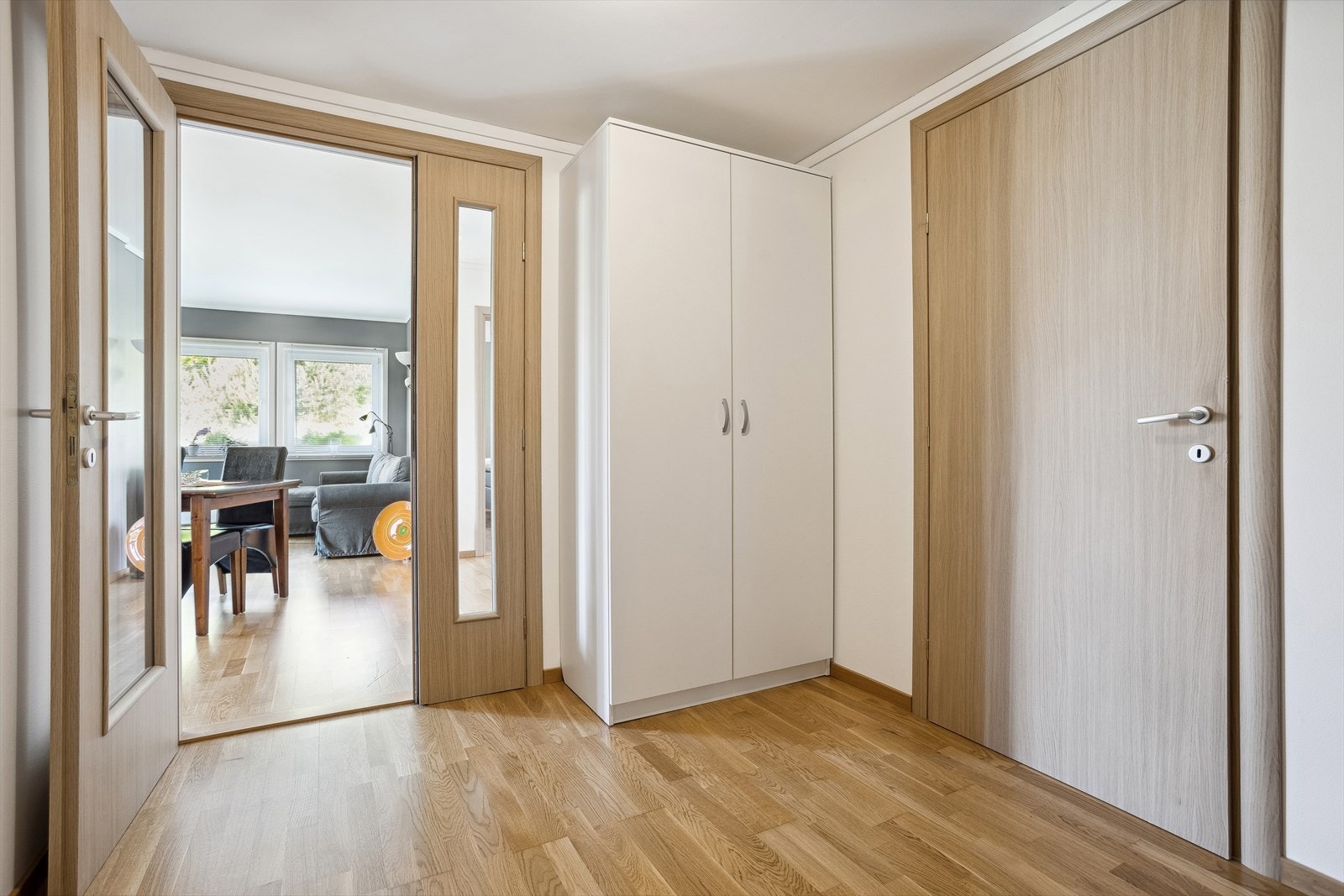 Stor gang med god plass til oppbevaring Galleribilde