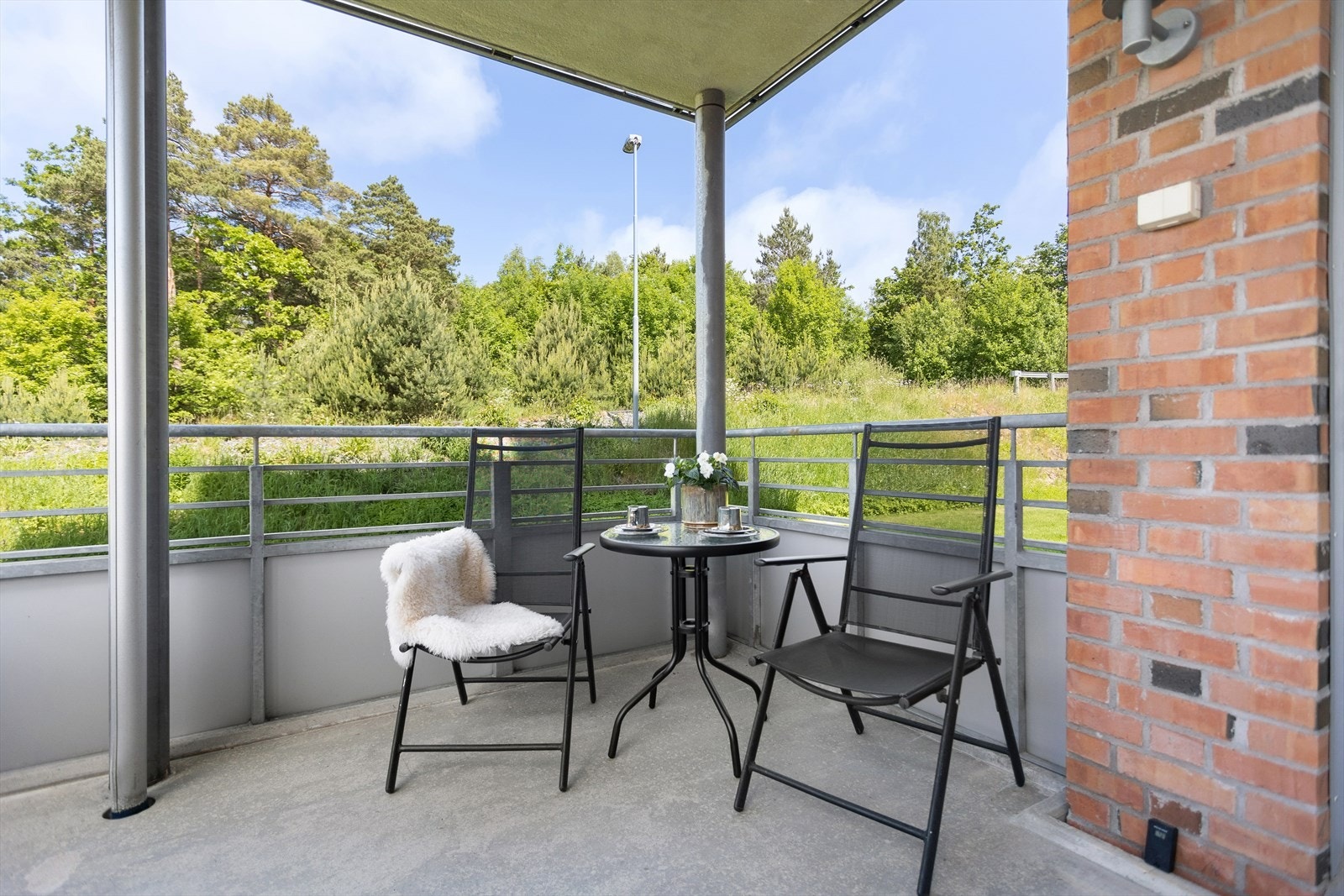 Plass til sittegruppe og grill på den vestvendte terrassen Galleribilde