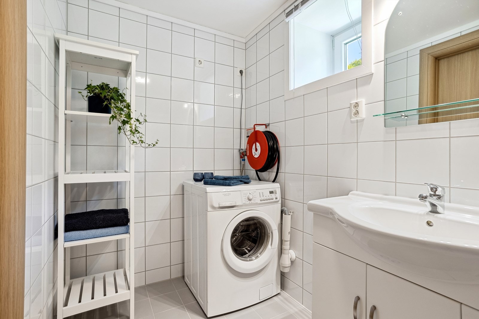 På badet er det opplegg til vaskemaskin Galleribilde