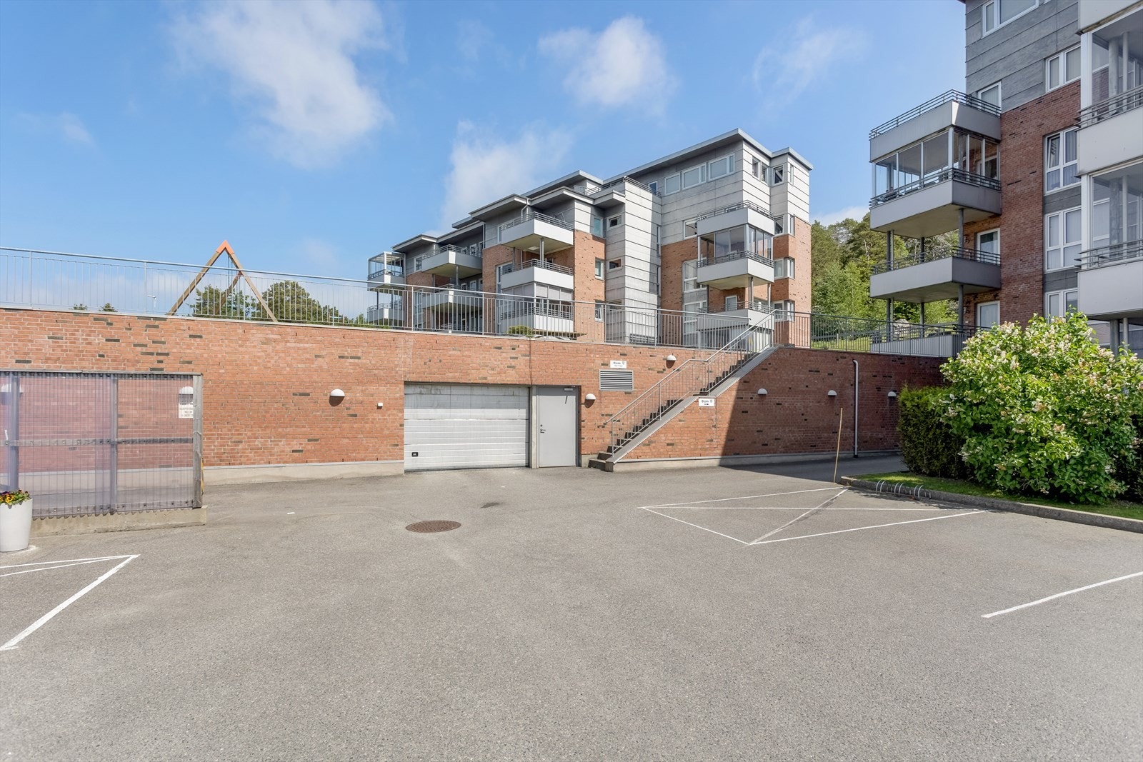 Innkjørsel til parkeringskjeller Galleribilde