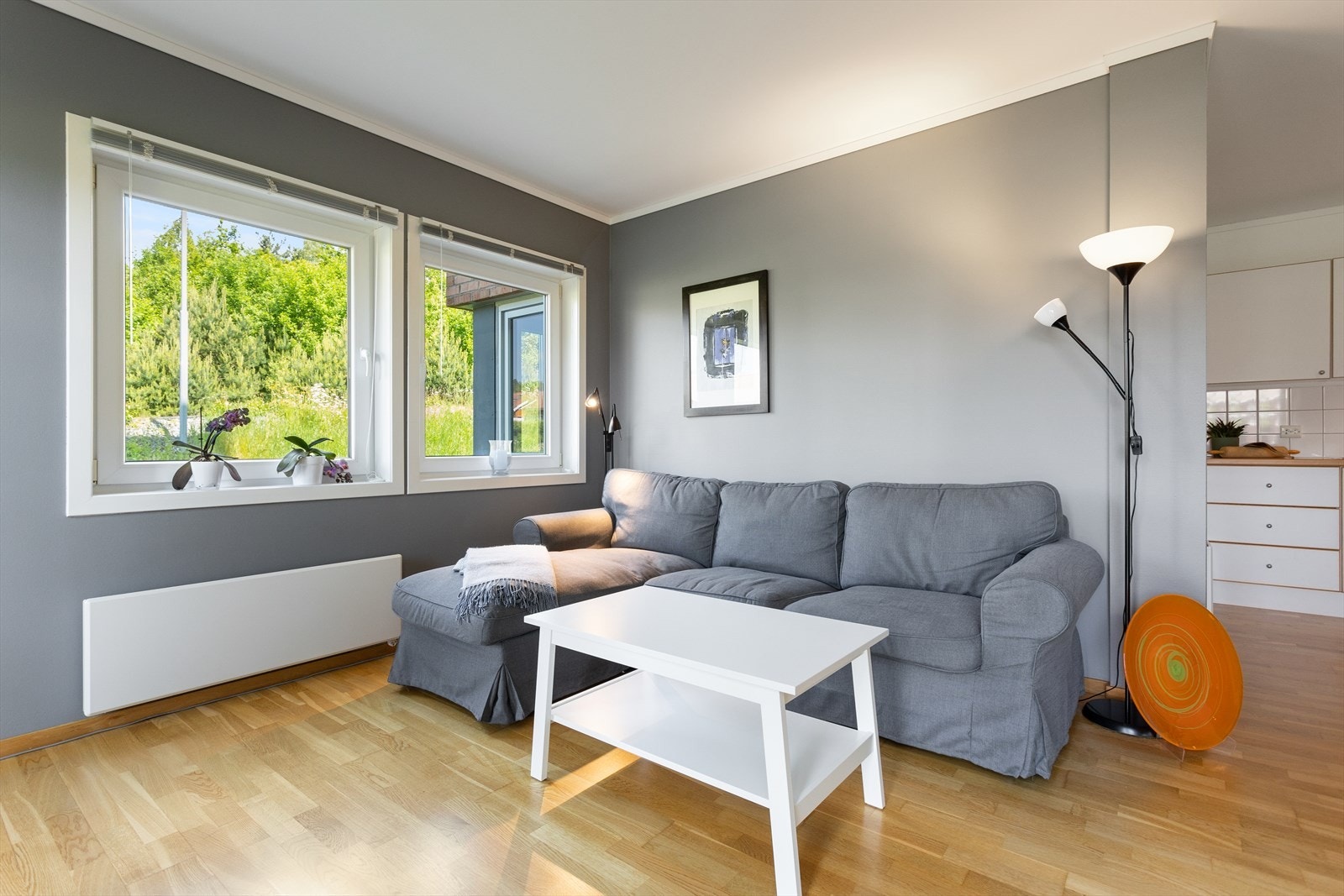 Hyggelig stue med store vindusflater som gir godt med naturlig lys inn. Galleribilde