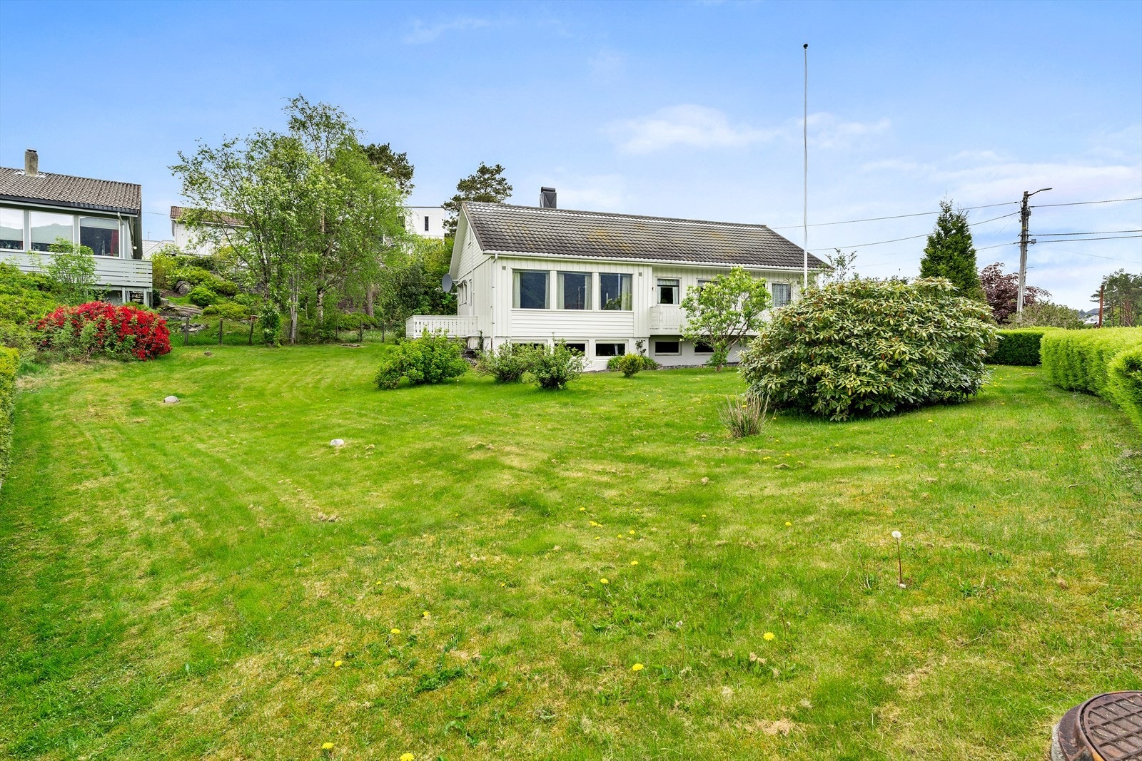 Dette er et barnevennlig område med gangavstand til idrettsanlegg og Undarheim barnehage, skole og Husnes ungdomsskole. Galleribilde