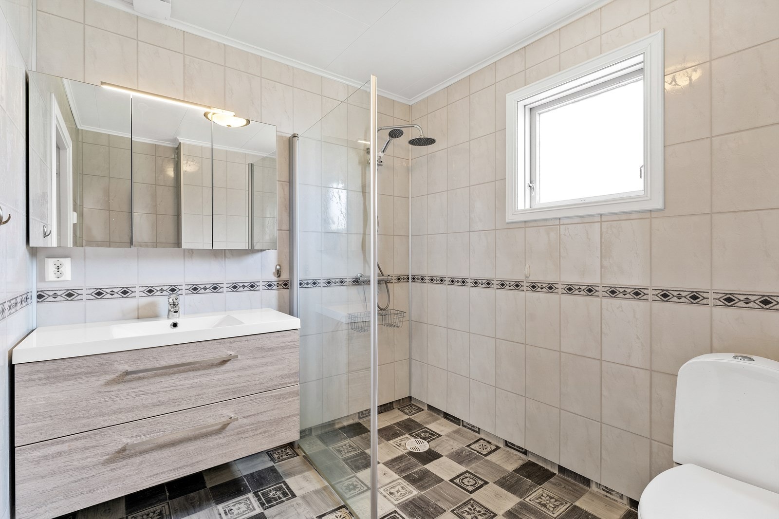 Badet ble oppgradert i 2015 av profesjonelle. Da ble det oppgradert med vinylbelegg på gulvet (med varmekabler), baderomsplater på vegger og himlingsplater i taket. Galleribilde