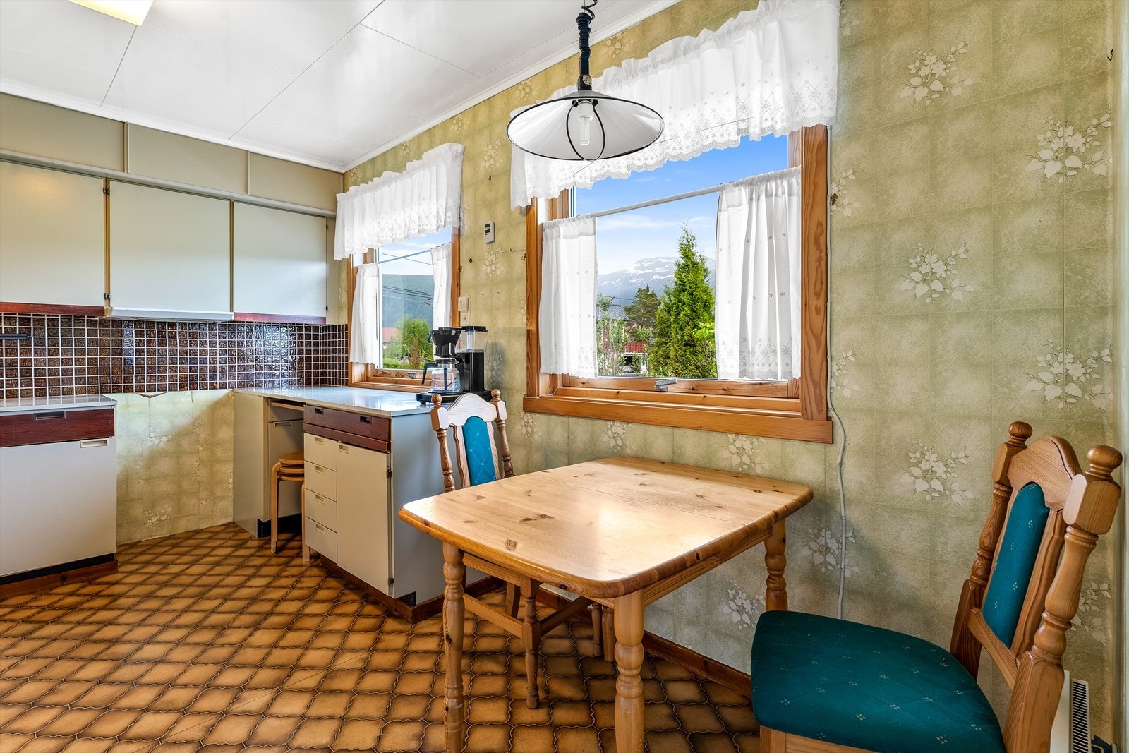Innredningen består av glatte fronter, mens benkeplaten er av laminat. Galleribilde