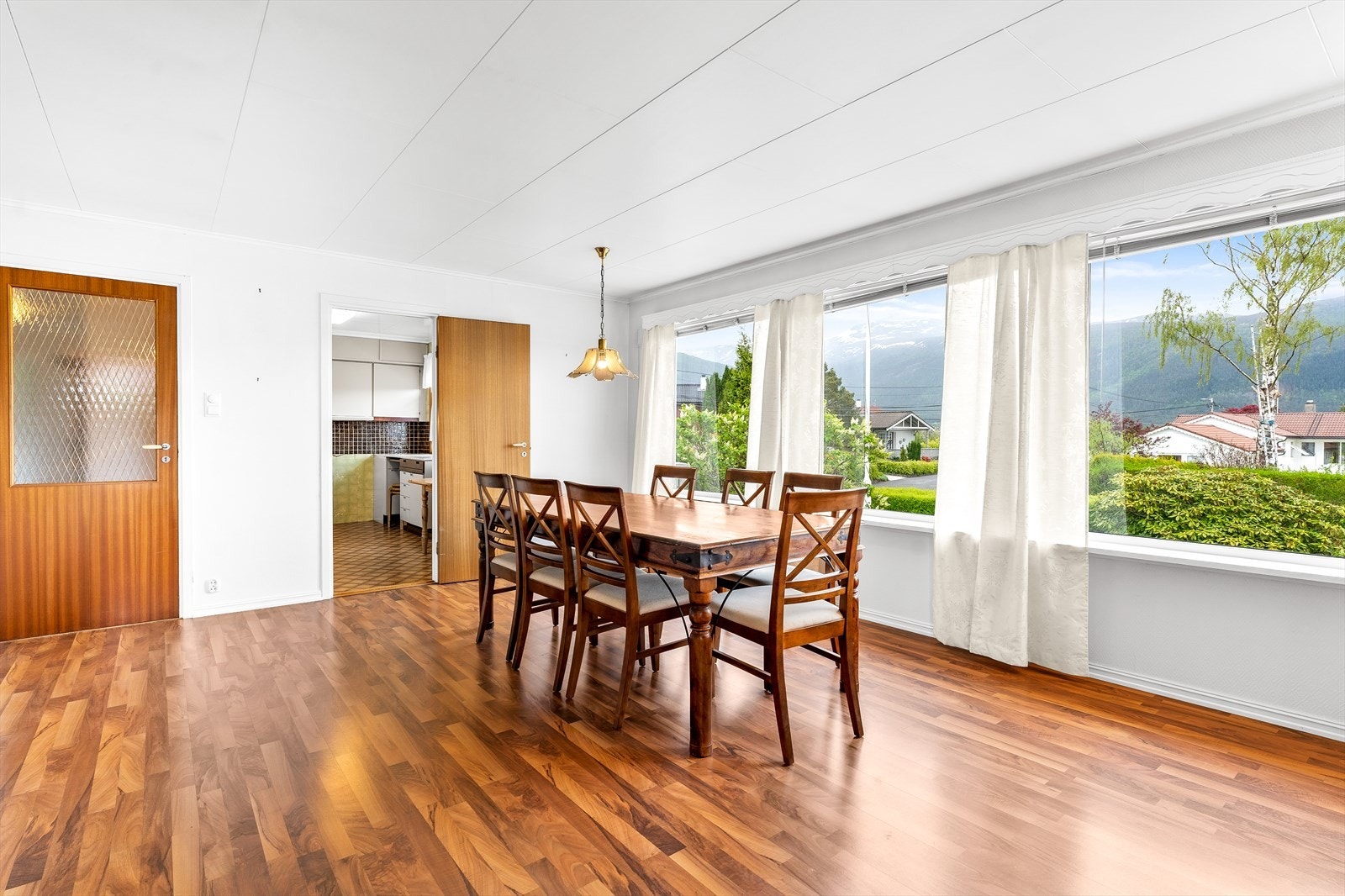 Overflatene består av laminatgulv, veggflater med sponplater og takplater i himlingen. Galleribilde