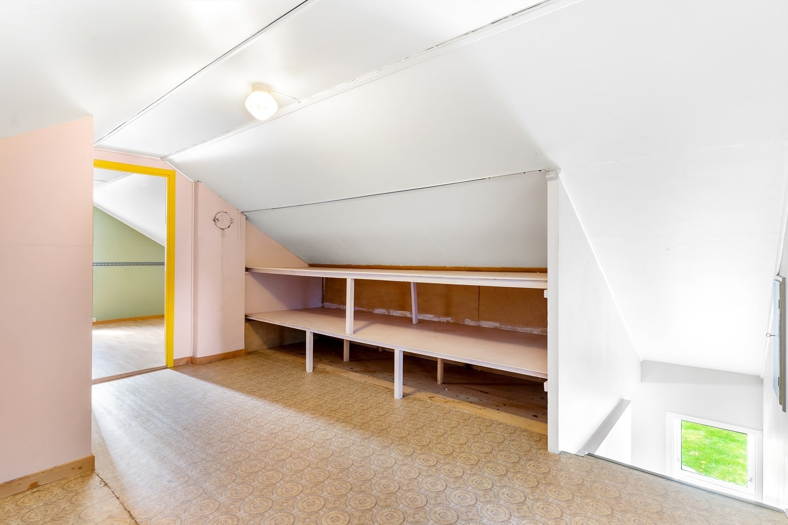 Loftet er innredet uten å søke, for mer informasjon se salgsoppgaven. Galleribilde