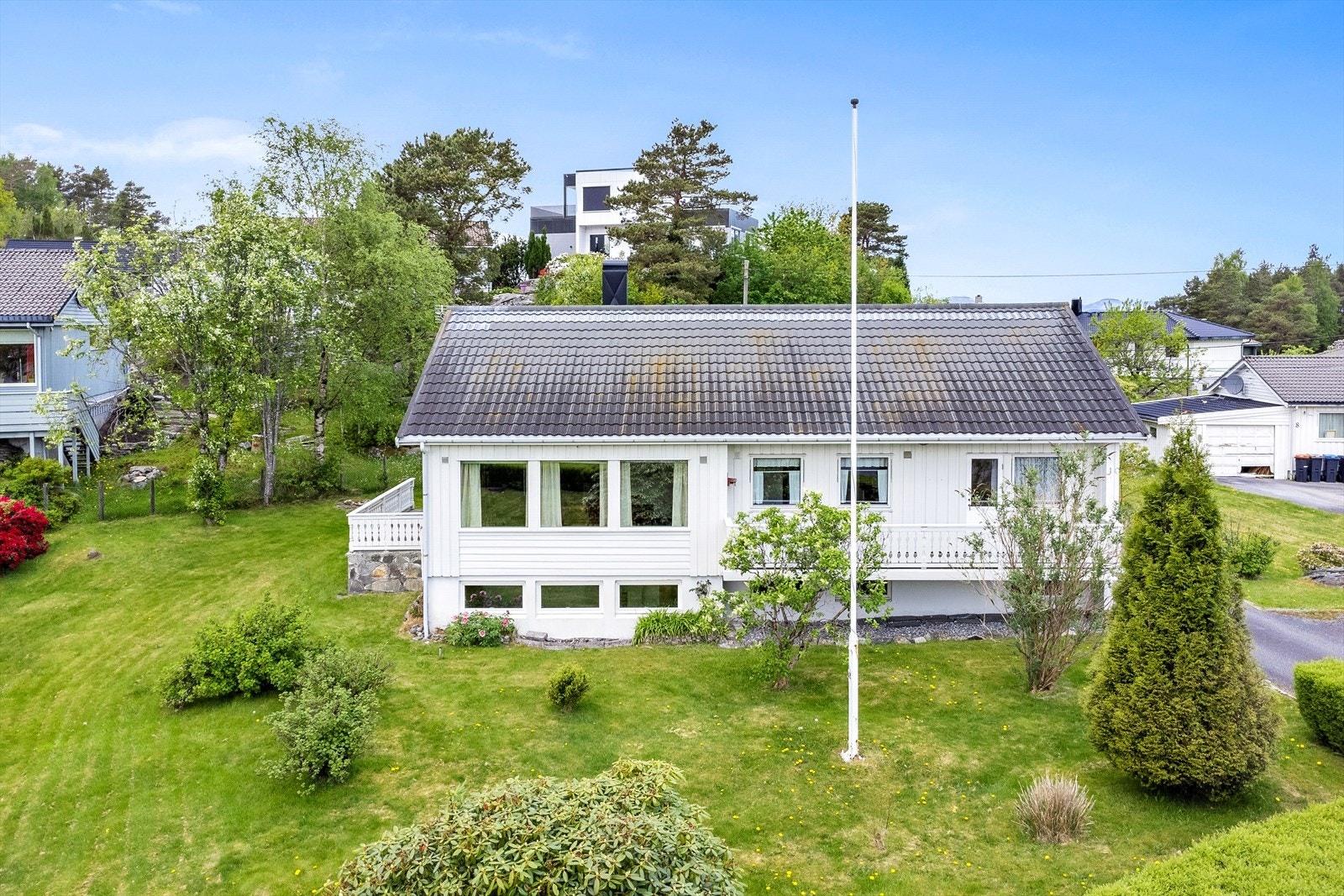 Husnes sentrum ligger også bare en kort gåtur unna huset. Galleribilde