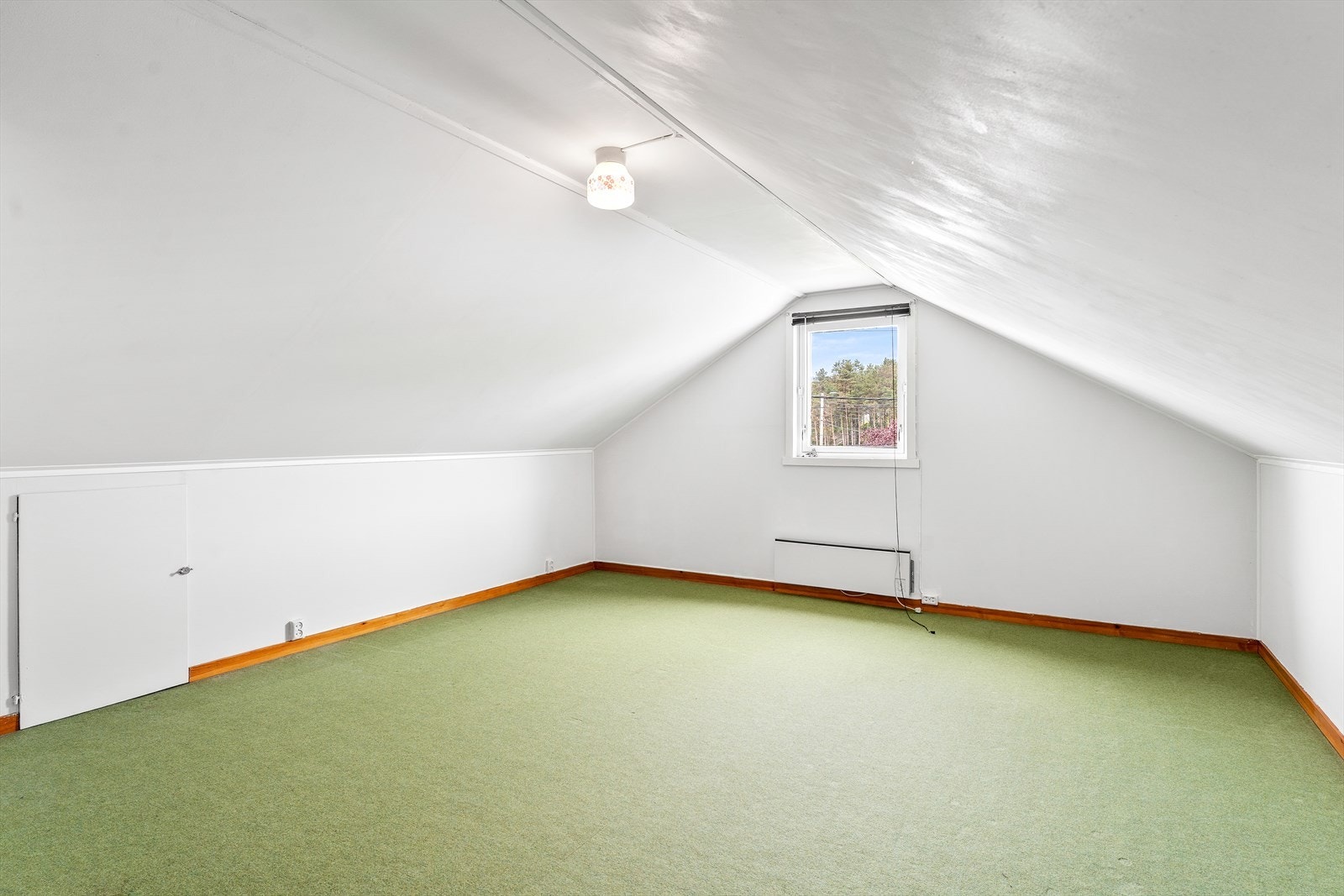 Loftsetasjen inneholder ytterligere to store soverom med plass til dobbeltseng og garderobeskap, samt en gang. Galleribilde