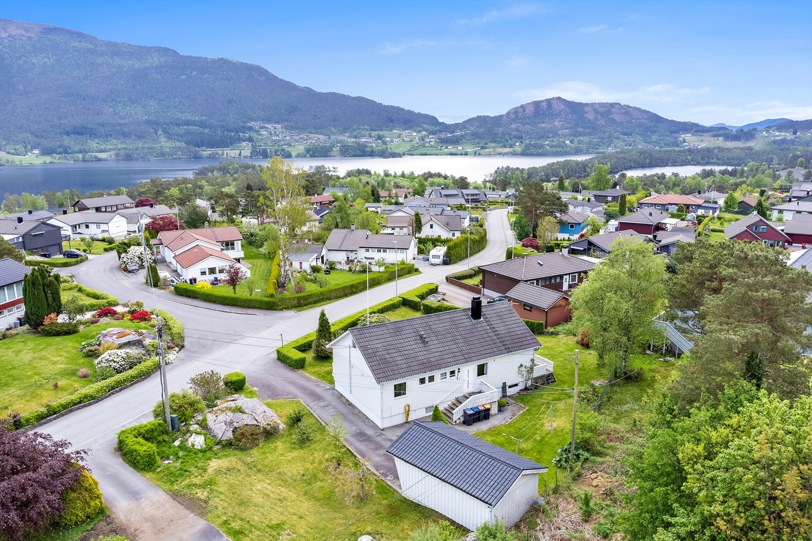 Eiendommen ligger fint til i et veletablert boligområde på Husnes. Galleribilde