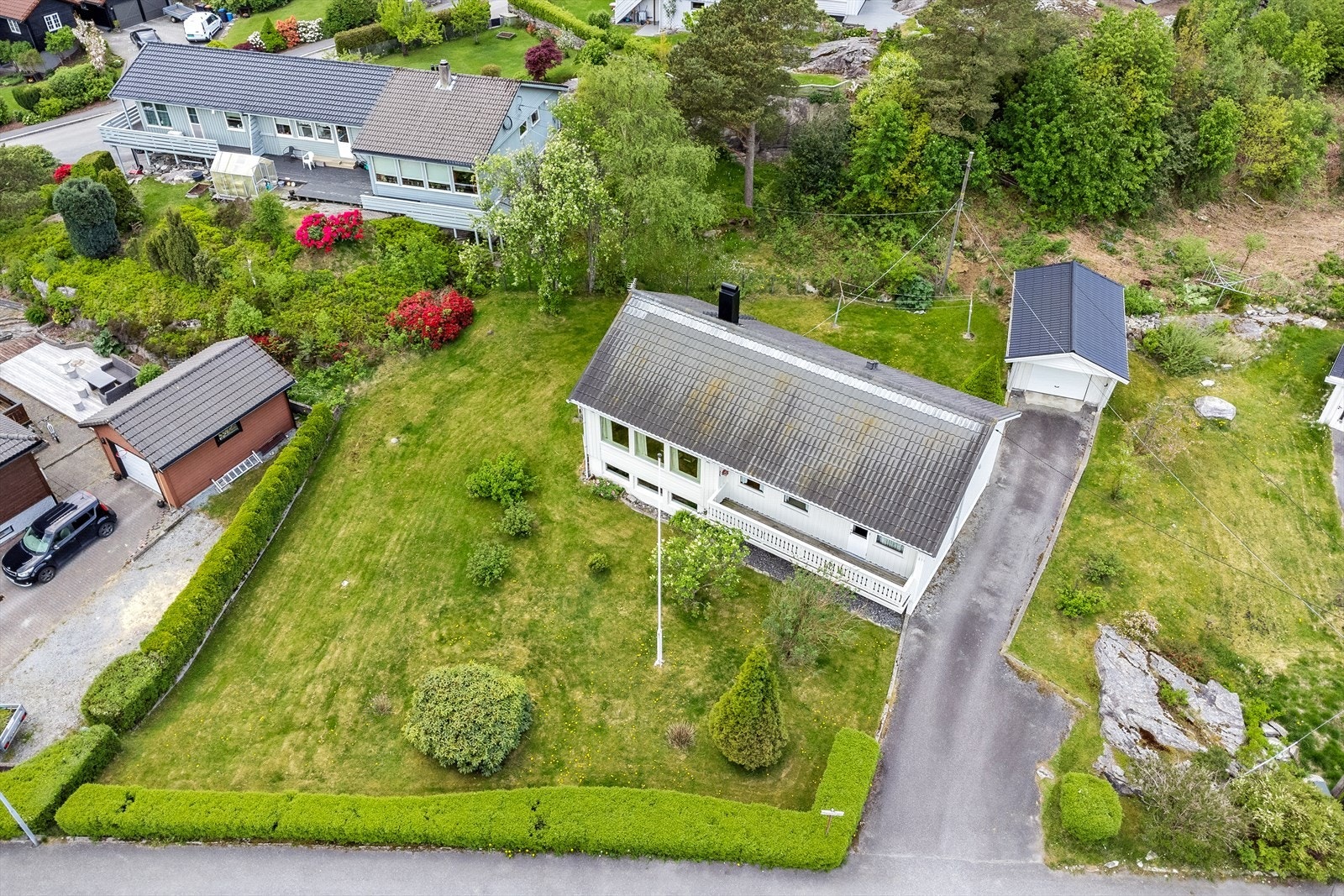Tomten er eiet og oppgitt til å være 1030,9 m². Galleribilde
