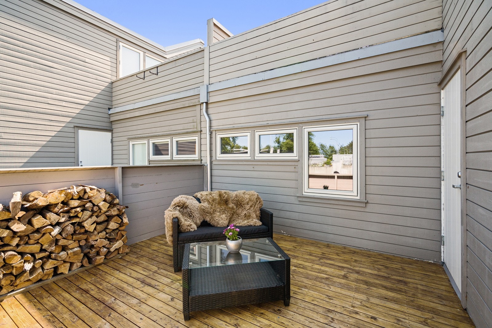 Terrasse ut fra soverom. Galleribilde