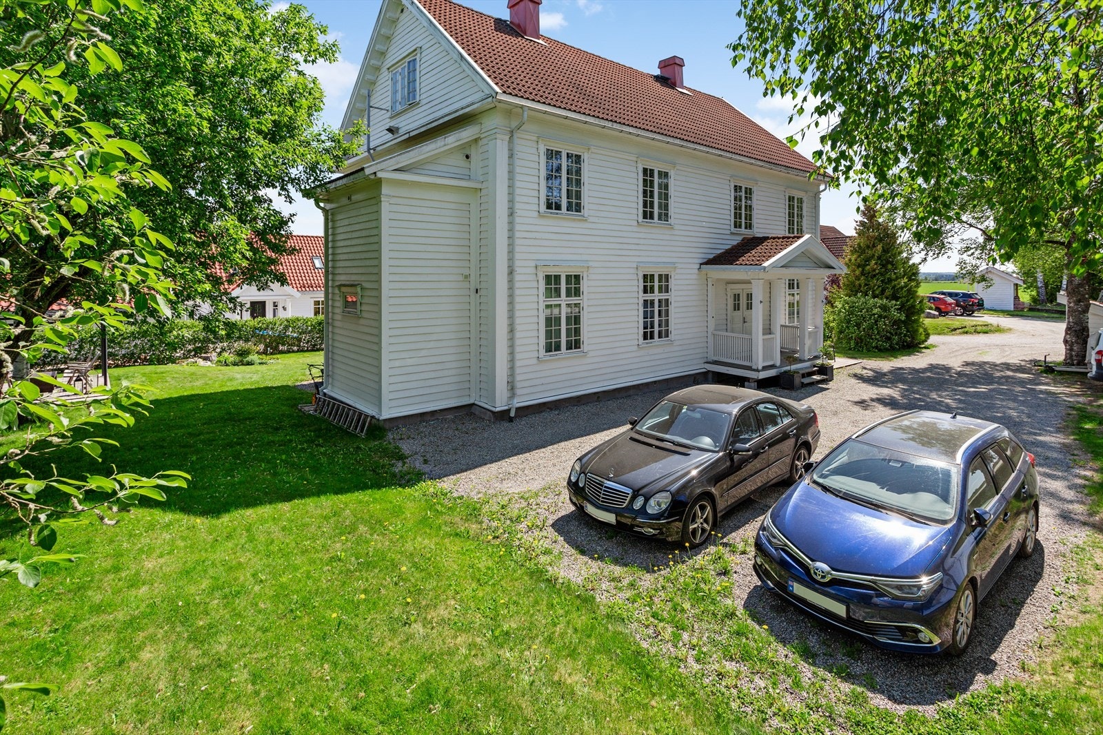 Utvendig parkering på singlet gårdsplass Galleribilde