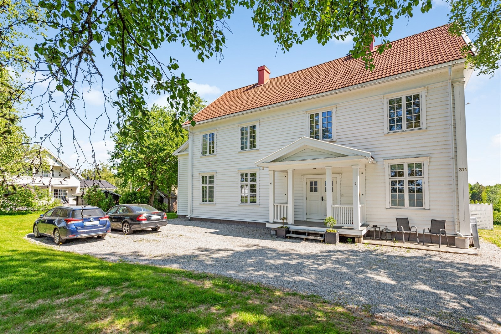 Tomten er pent opparbeidet med hage og gruset gårdsplass Galleribilde