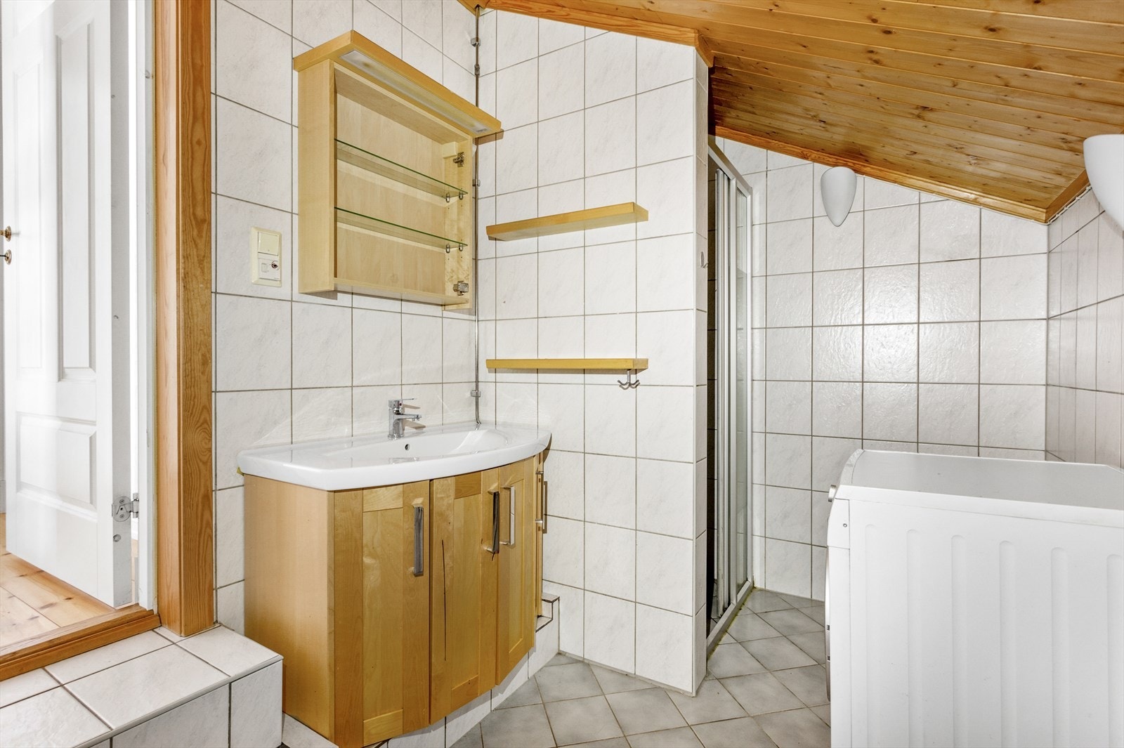 Leiligheten har bad/vaskerom, samt separat wc Galleribilde