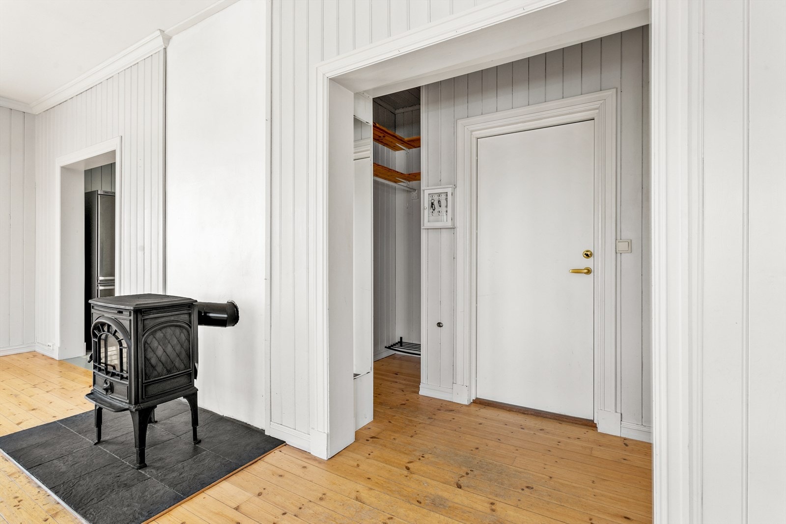I entreen er det en nisje for å henge opp yttertøyet Galleribilde