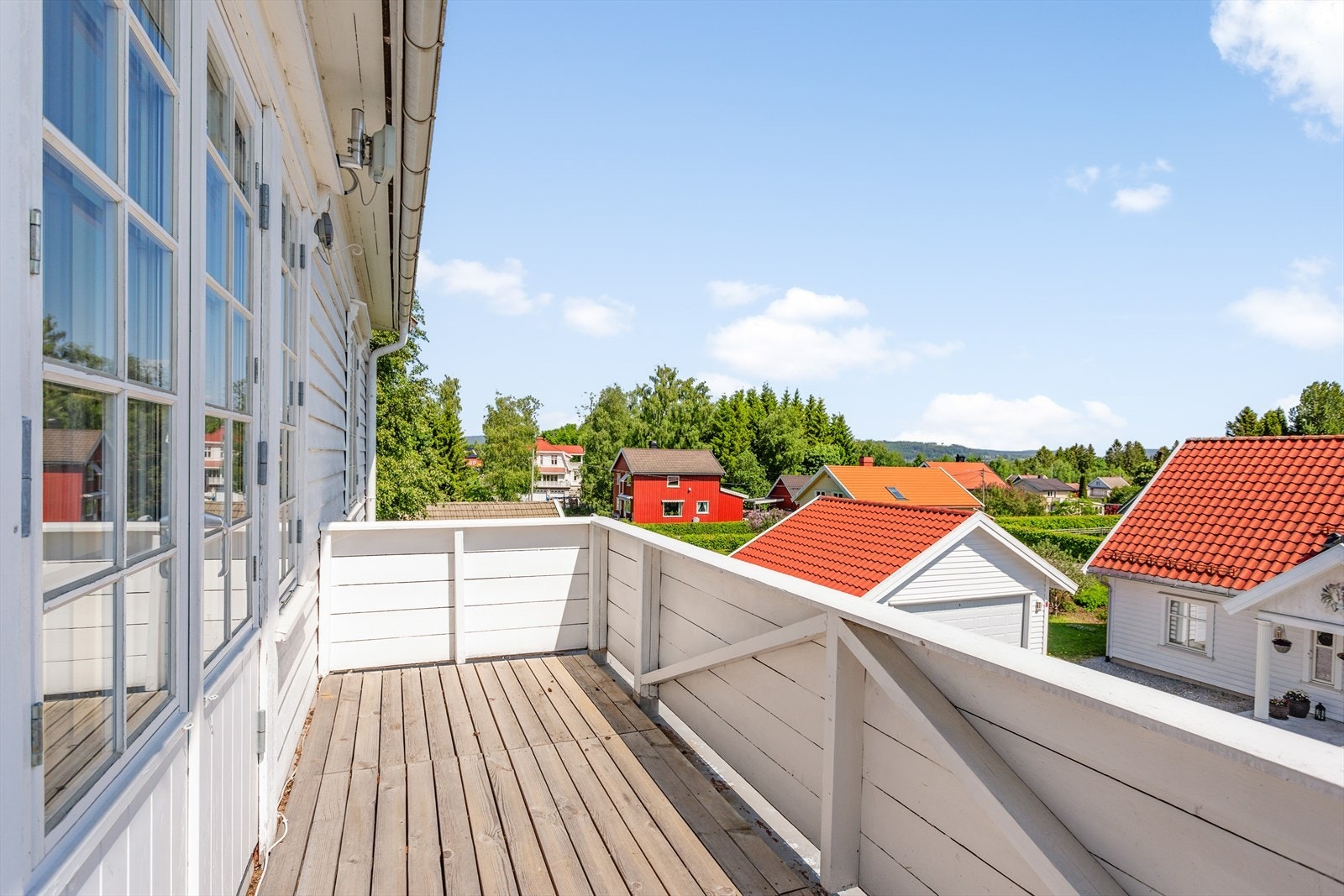 Her ute er det plass til en liten sittegruppe Galleribilde