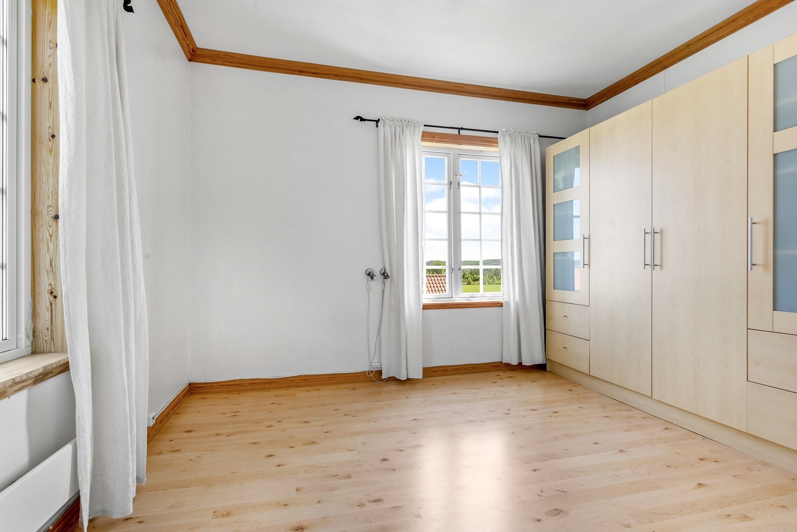 Soverom med garderobeskap Galleribilde