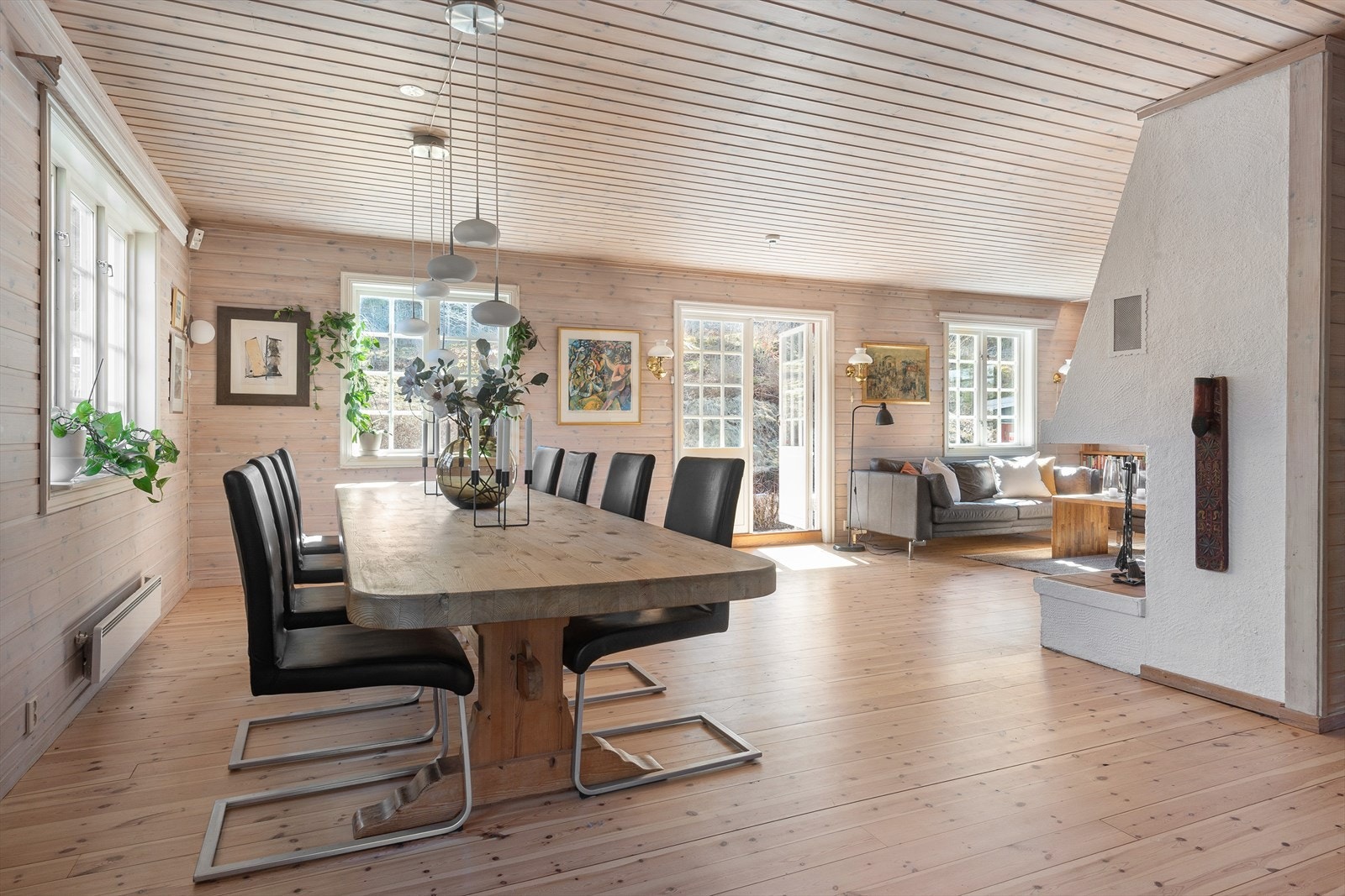 Lys og koselig stue med store vindusflater som slipper inn godt med lys. Galleribilde