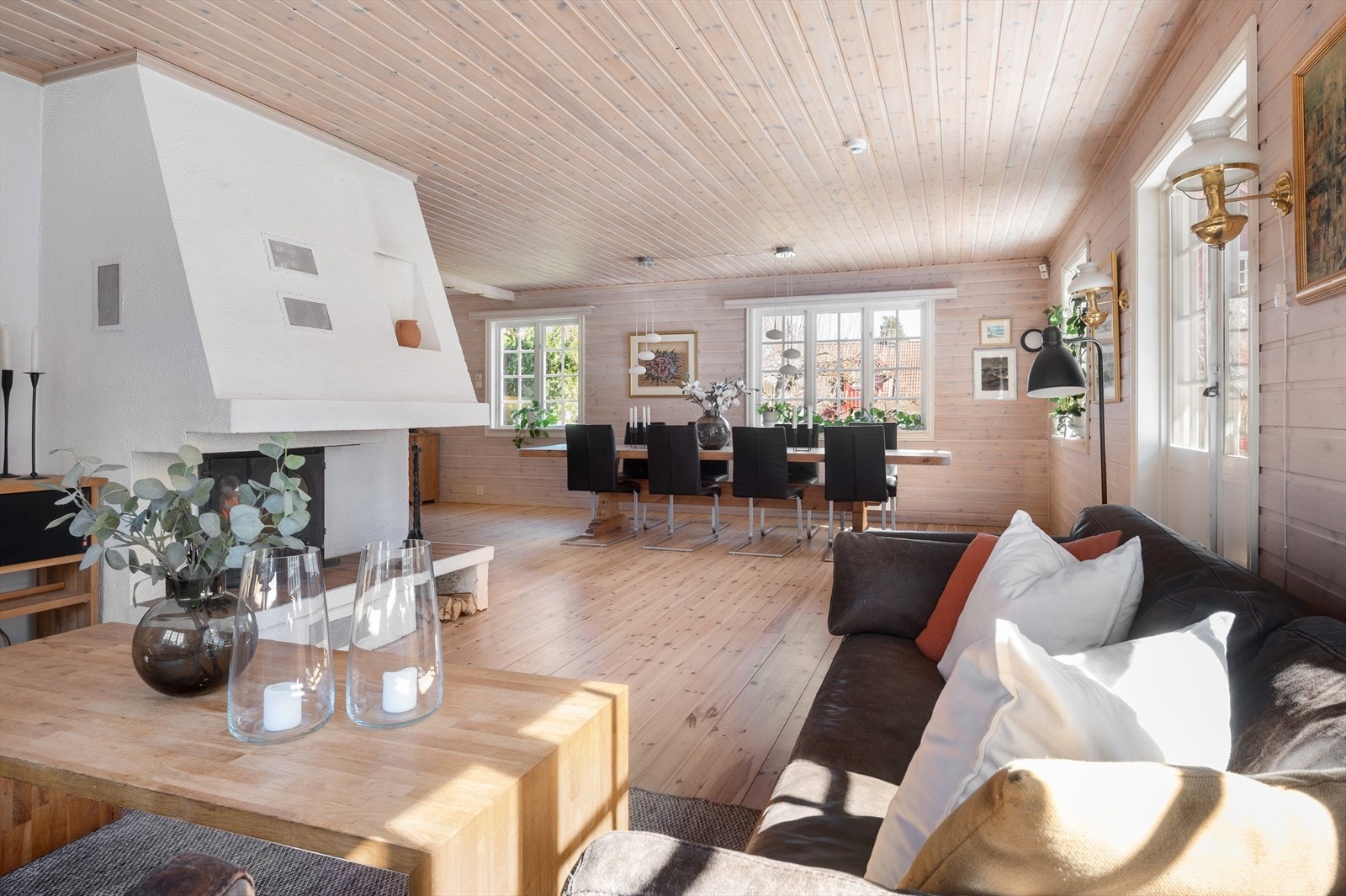 Stuen har en romløsning som gir en naturlig stue- og spisestuedel. Galleribilde