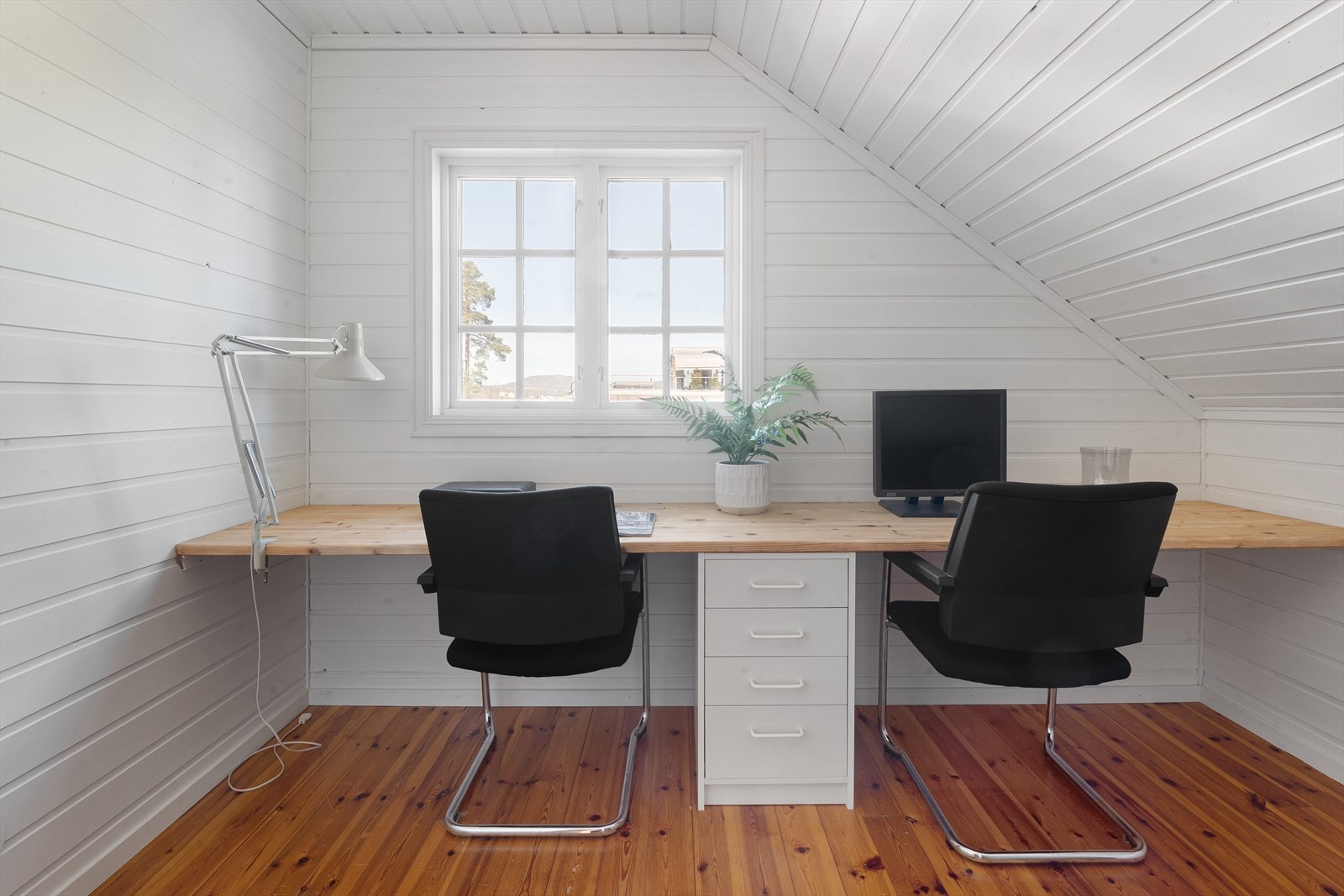Soverom 3 er innredet med seng og skrivebord. Galleribilde