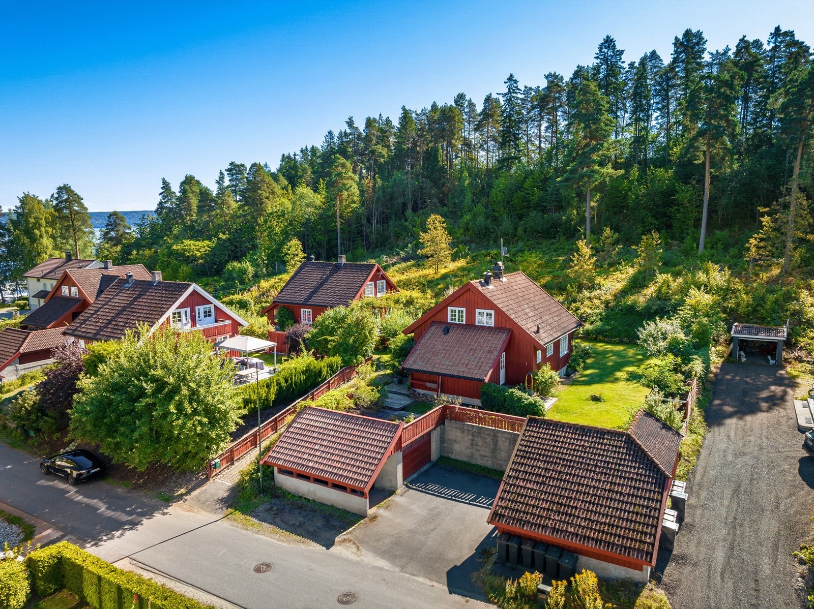 Frittstående garasje med kurs for elbil-lader, samt carport. Garasjen har fått TG3 - Se salgsoppgaven. Galleribilde